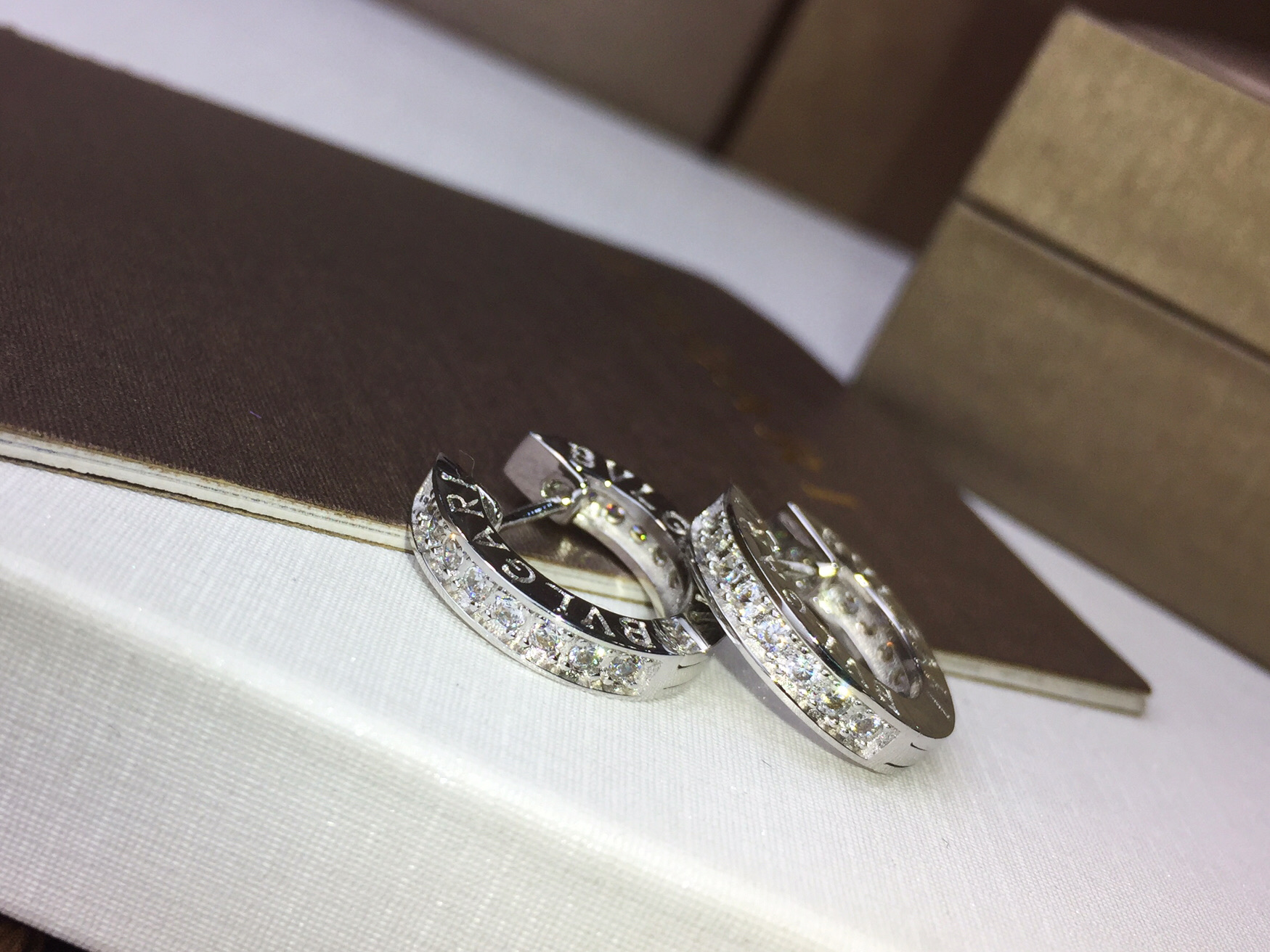 Bvlgari BVLGARI 宝格丽 单排钻 耳环 耳圈 推荐款 精选亚金材质电镀厚金 ，玫瑰金 白金 两色 大方