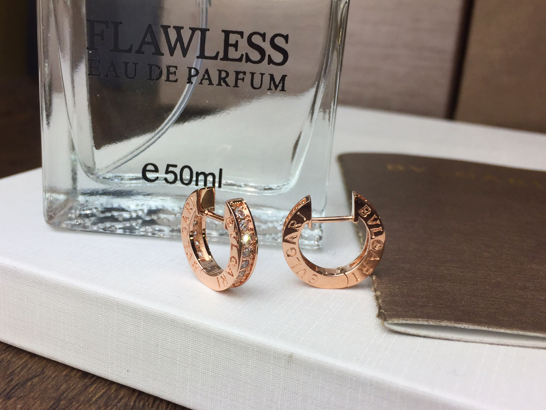 Bvlgari BVLGARI 宝格丽 单排钻 耳环 耳圈 推荐款 精选亚金材质电镀厚金 ，玫瑰金 白金 两色 大方