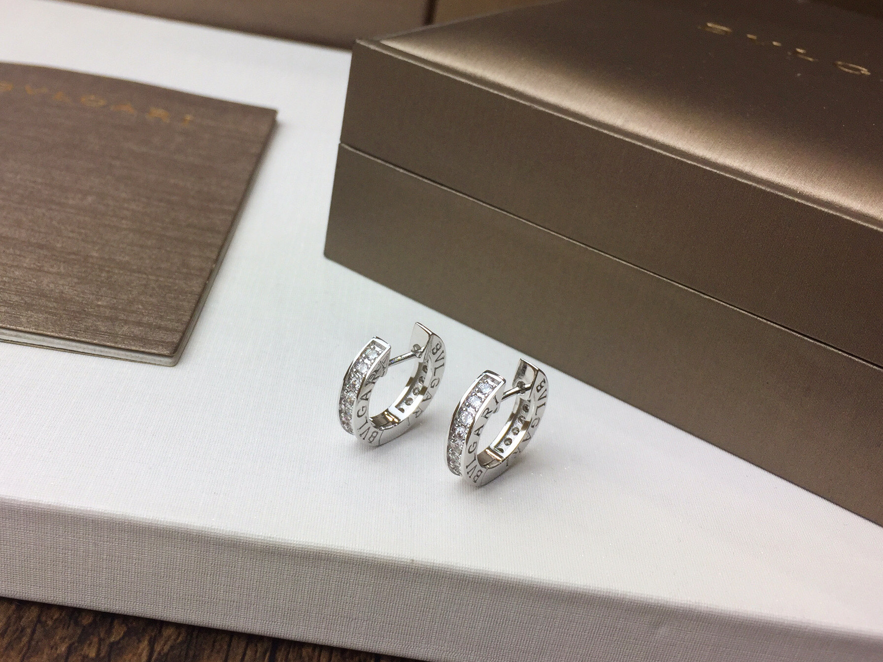 Bvlgari BVLGARI 宝格丽 单排钻 耳环 耳圈 推荐款 精选亚金材质电镀厚金 ，玫瑰金 白金 两色 大方