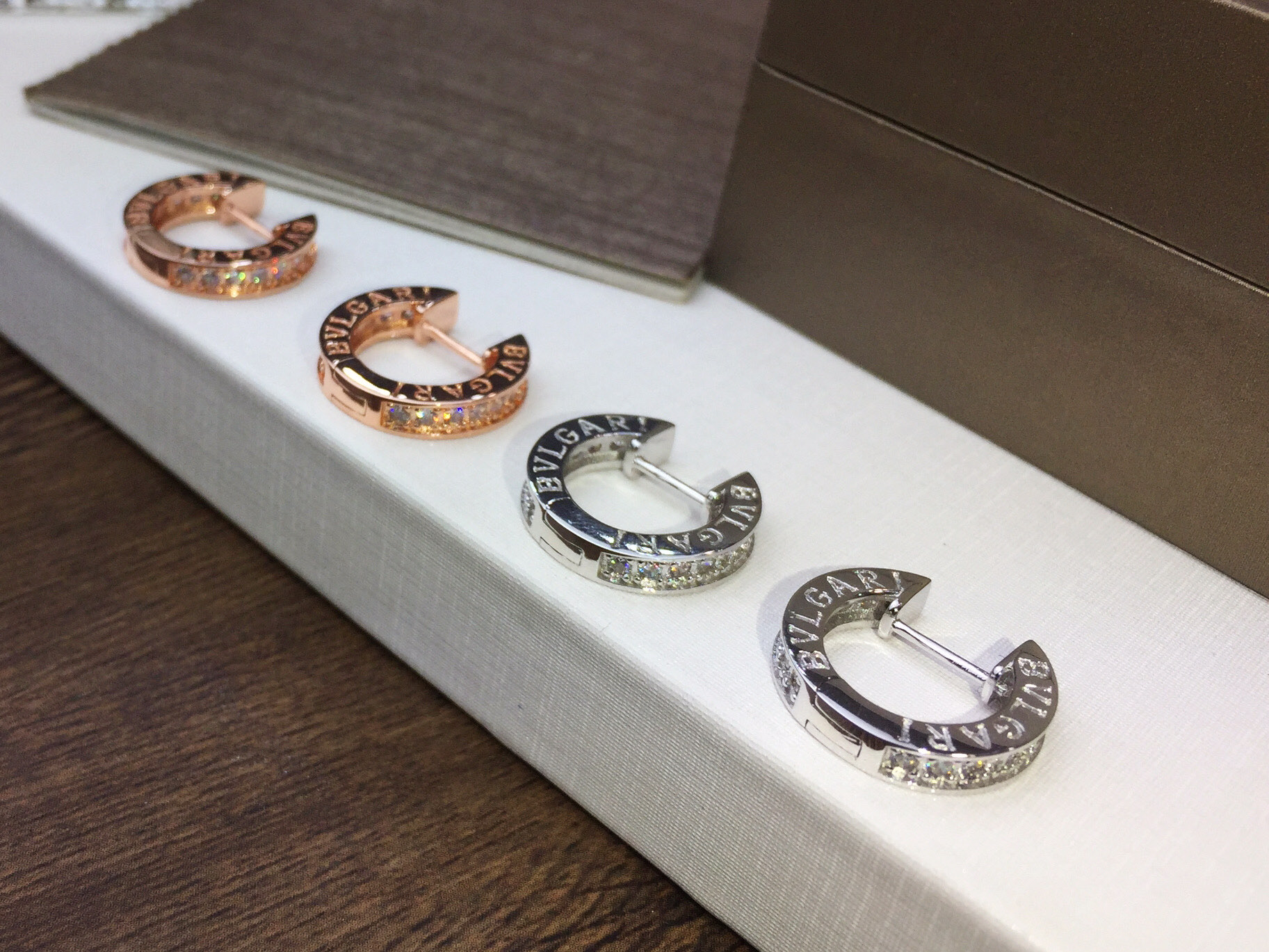 Bvlgari BVLGARI 宝格丽 单排钻 耳环 耳圈 推荐款 精选亚金材质电镀厚金 ，玫瑰金 白金 两色 大方