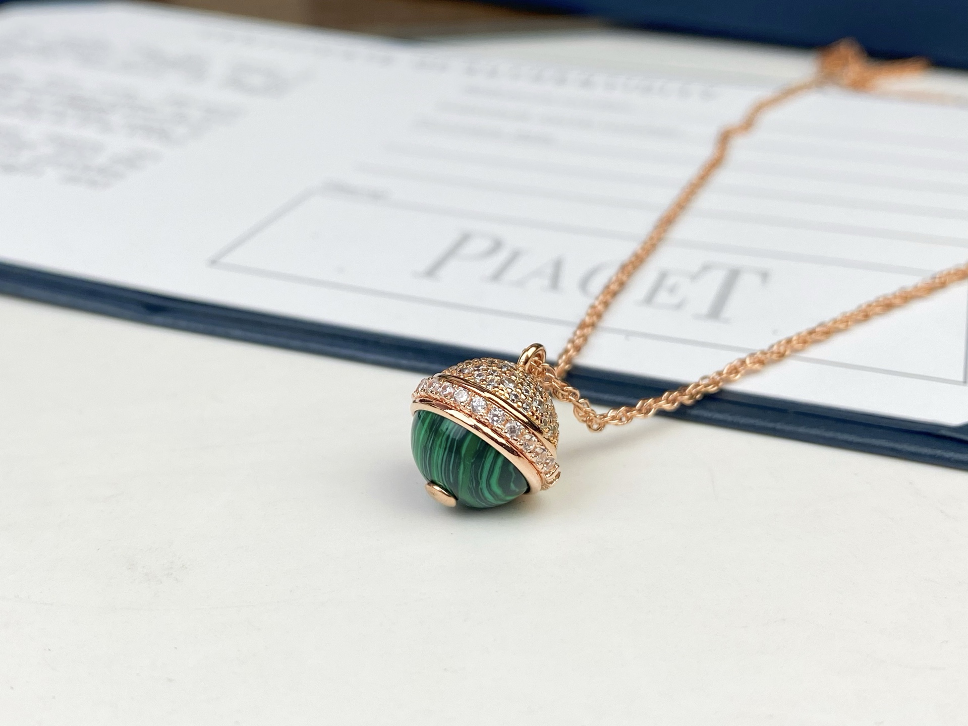 💥PIAGET 伯爵项链👉🏻一侧镶饰璀璨钻石，另一侧则镶饰 黑玛瑙/红玉髓/孔雀石/绿松石 ，中间饰以P
