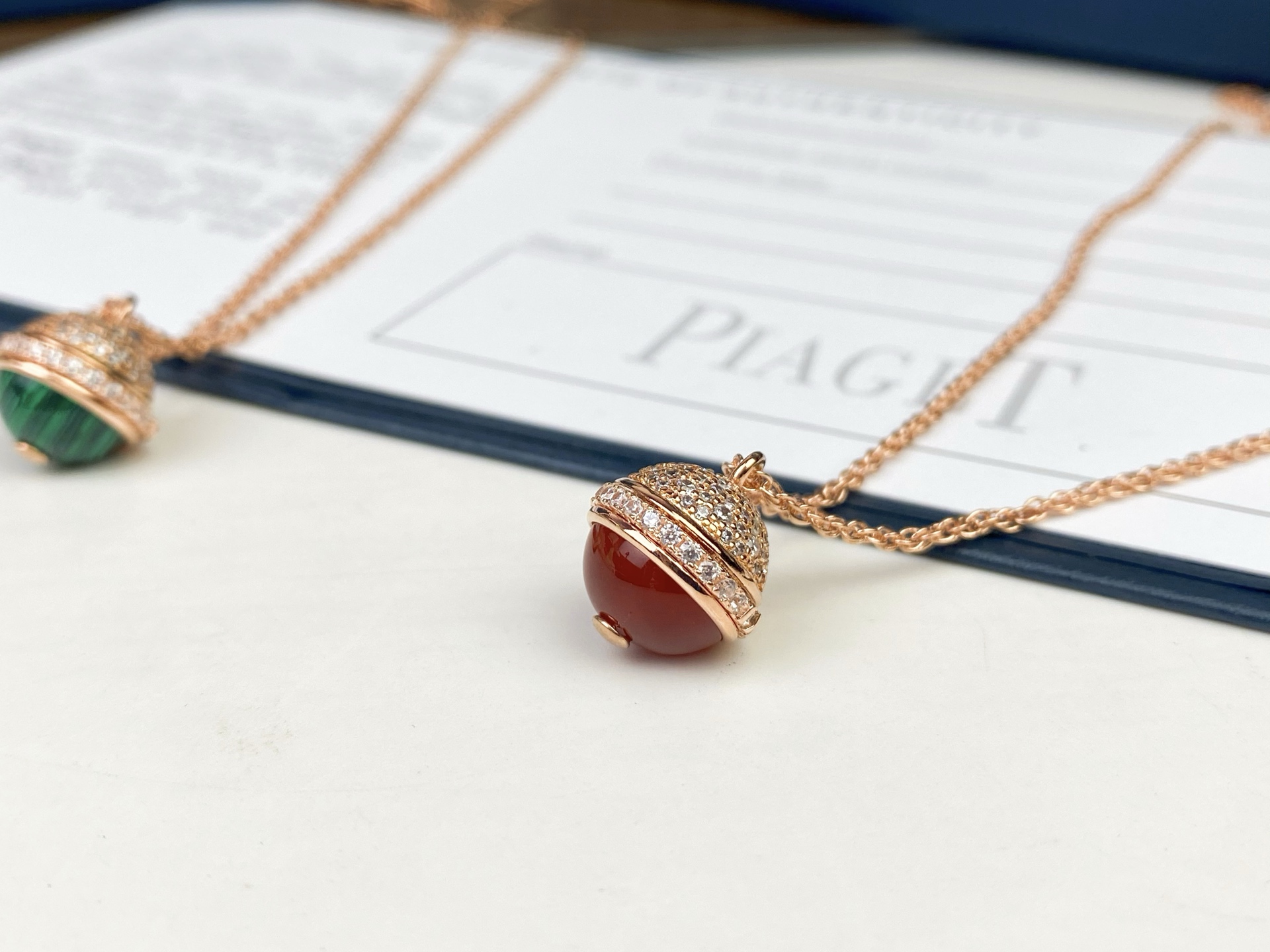 💥PIAGET 伯爵项链👉🏻一侧镶饰璀璨钻石，另一侧则镶饰 黑玛瑙/红玉髓/孔雀石/绿松石 ，中间饰以P