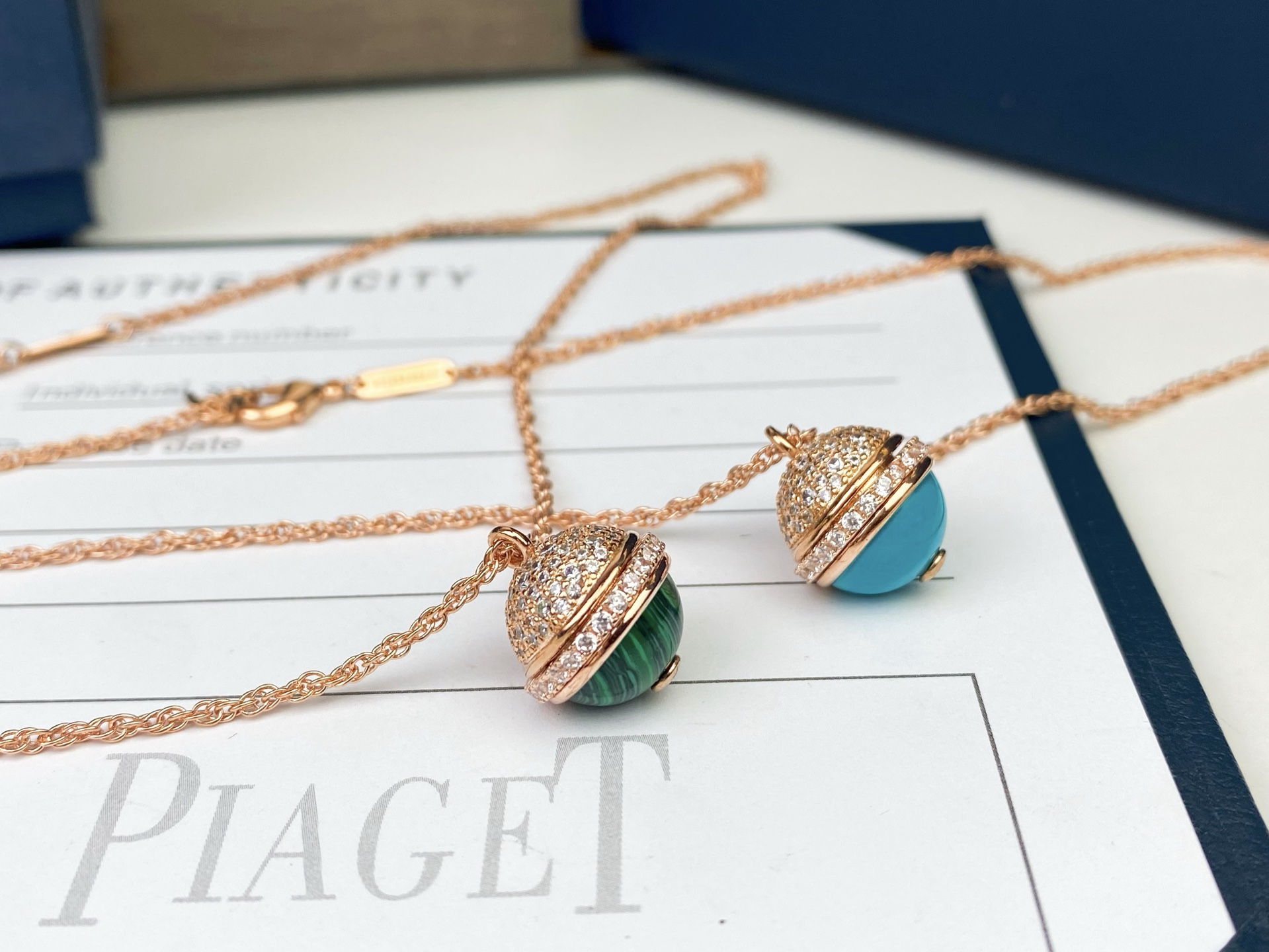 💥PIAGET 伯爵项链👉🏻一侧镶饰璀璨钻石，另一侧则镶饰 黑玛瑙/红玉髓/孔雀石/绿松石 ，中间饰以P
