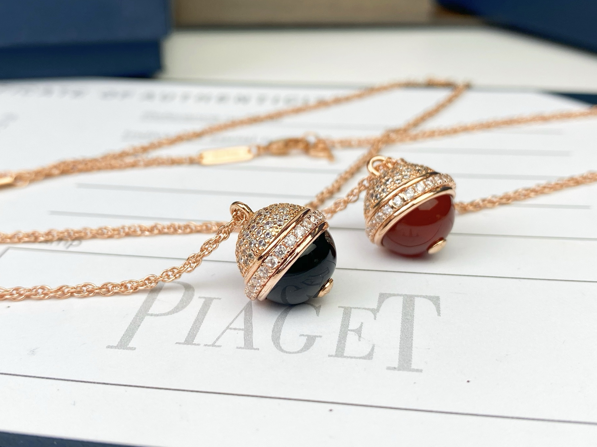 💥PIAGET 伯爵项链👉🏻一侧镶饰璀璨钻石，另一侧则镶饰 黑玛瑙/红玉髓/孔雀石/绿松石 ，中间饰以P