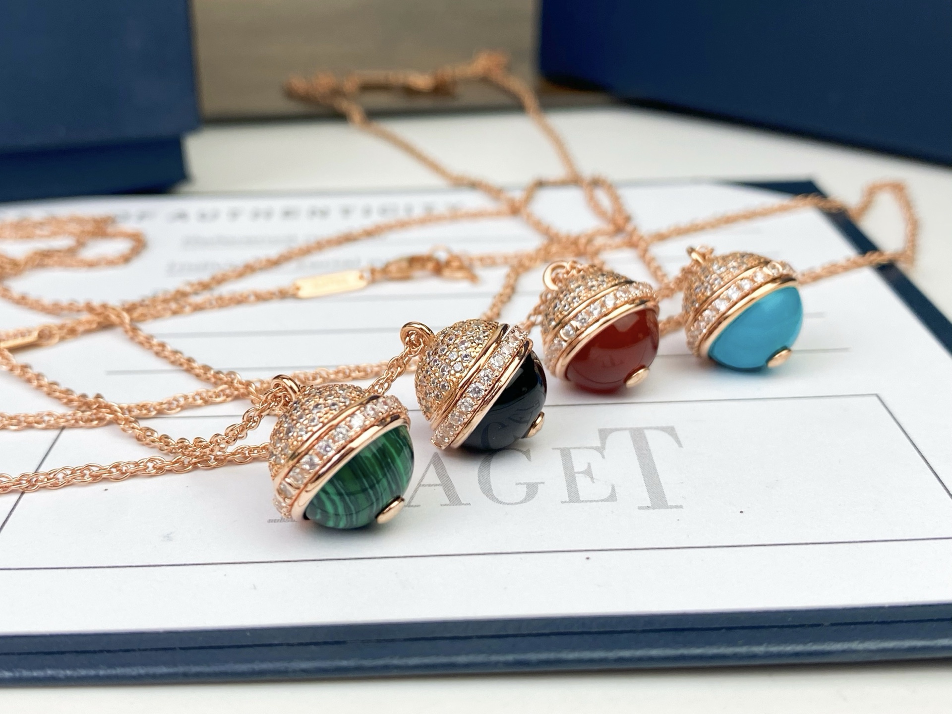 💥PIAGET 伯爵项链👉🏻一侧镶饰璀璨钻石，另一侧则镶饰 黑玛瑙/红玉髓/孔雀石/绿松石 ，中间饰以P