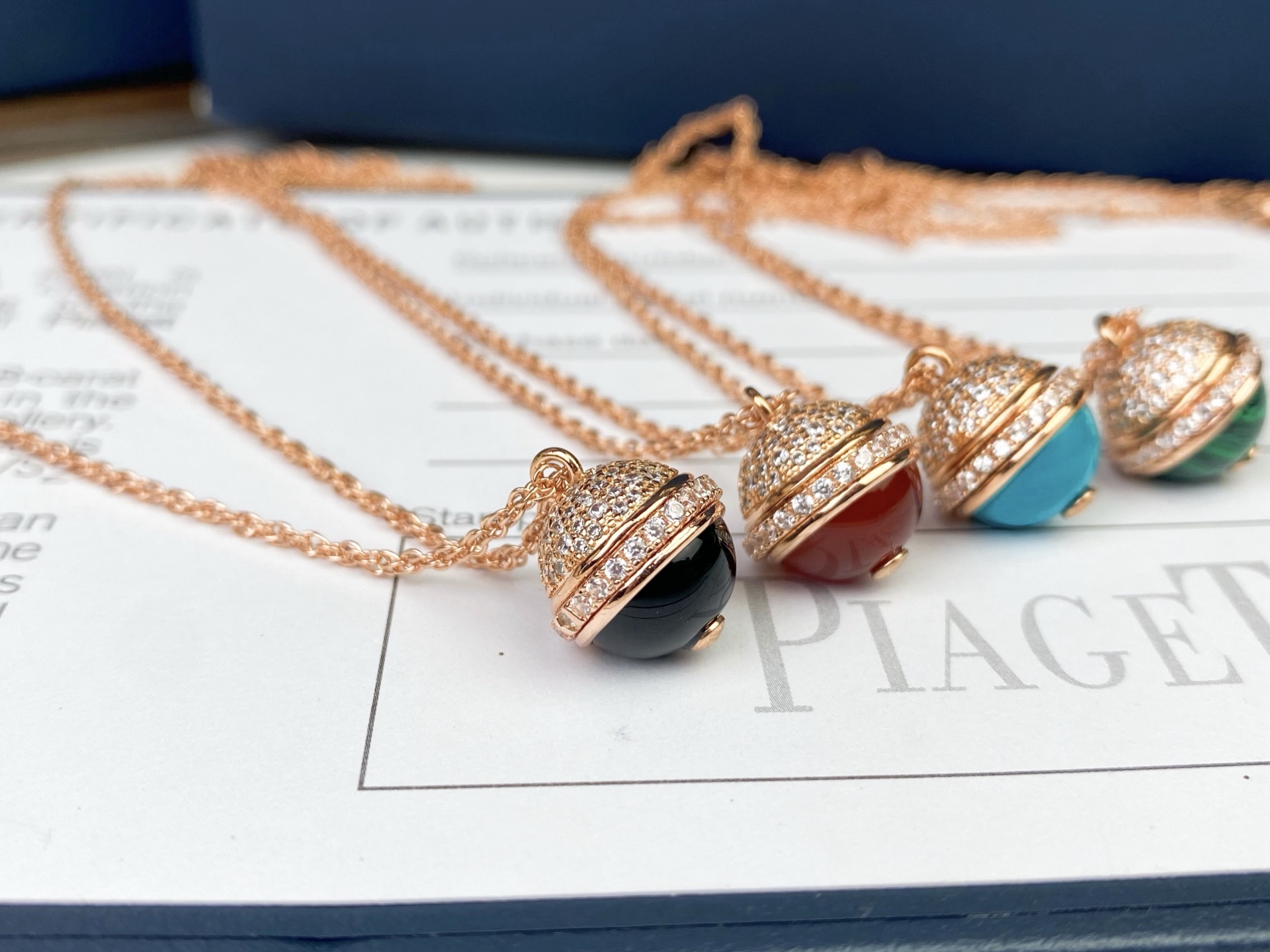 💥PIAGET 伯爵项链👉🏻一侧镶饰璀璨钻石，另一侧则镶饰 黑玛瑙/红玉髓/孔雀石/绿松石 ，中间饰以P