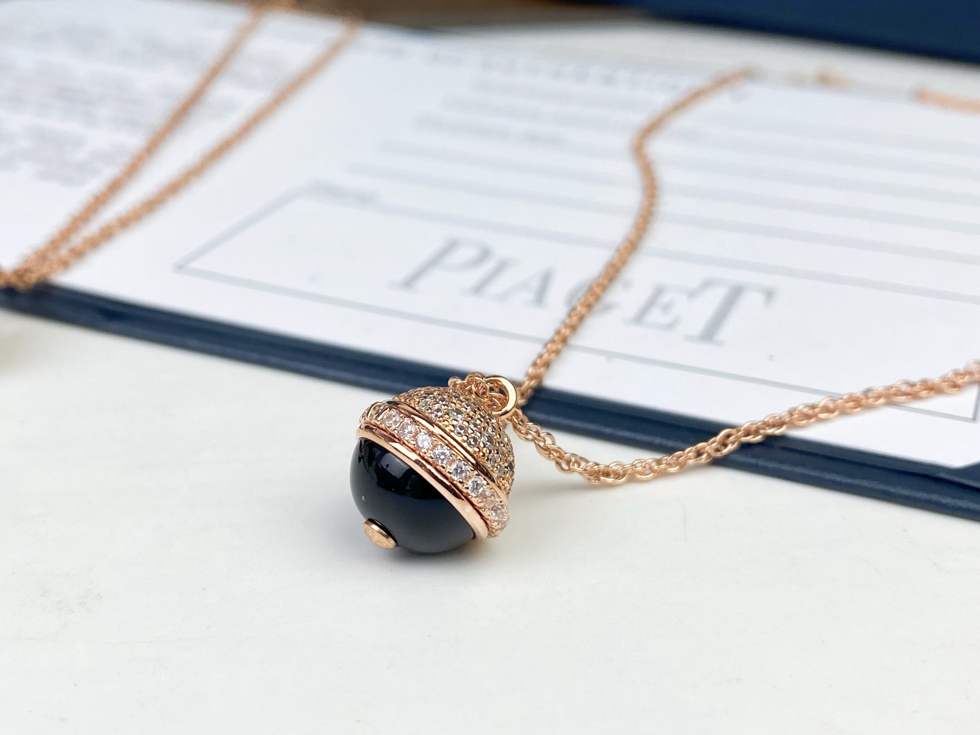 💥PIAGET 伯爵项链👉🏻一侧镶饰璀璨钻石，另一侧则镶饰 黑玛瑙/红玉髓/孔雀石/绿松石 ，中间饰以P