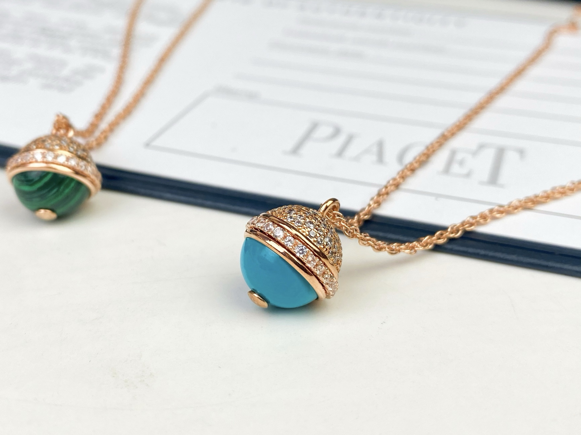 💥PIAGET 伯爵项链👉🏻一侧镶饰璀璨钻石，另一侧则镶饰 黑玛瑙/红玉髓/孔雀石/绿松石 ，中间饰以P