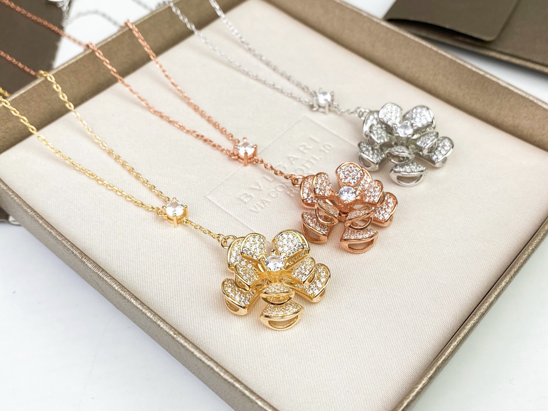 Bvlgari BVLGARI Diva 旋转满钻扇形花朵项链