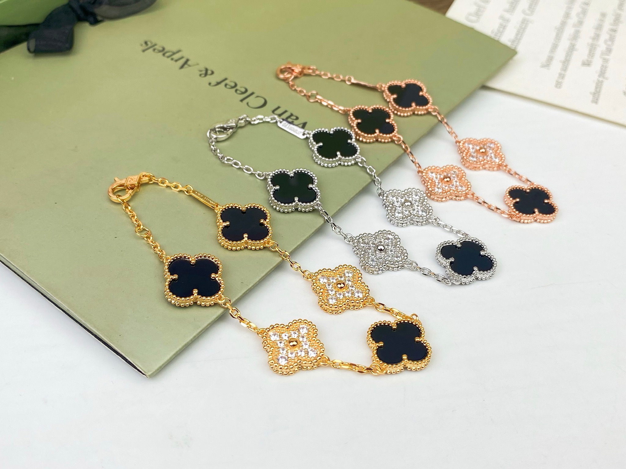 VCA梵克雅宝 黑玛瑙/红玛瑙/白贝母/孔雀石 带钻五花手链🎉🎉🎈🎈使用微镶工艺，使得每个带钻四叶草吊坠