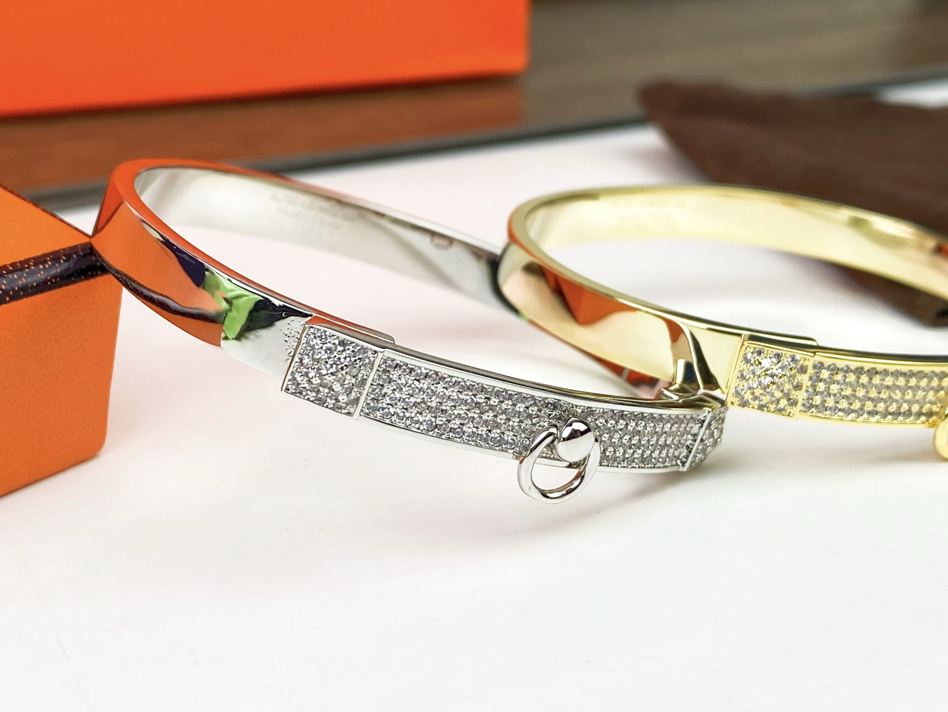 Hermès 爱马仕HERMES Kelly半钻手镯