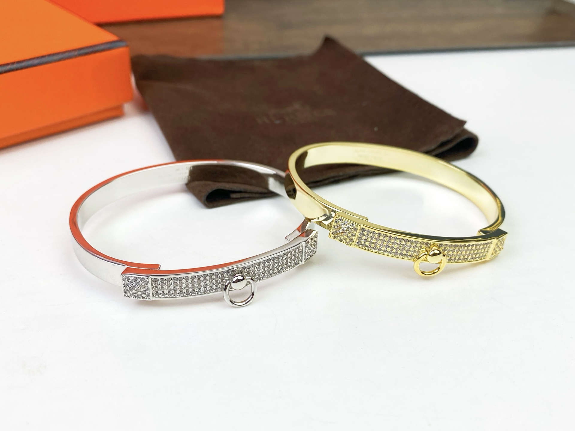 Hermès 爱马仕HERMES Kelly半钻手镯