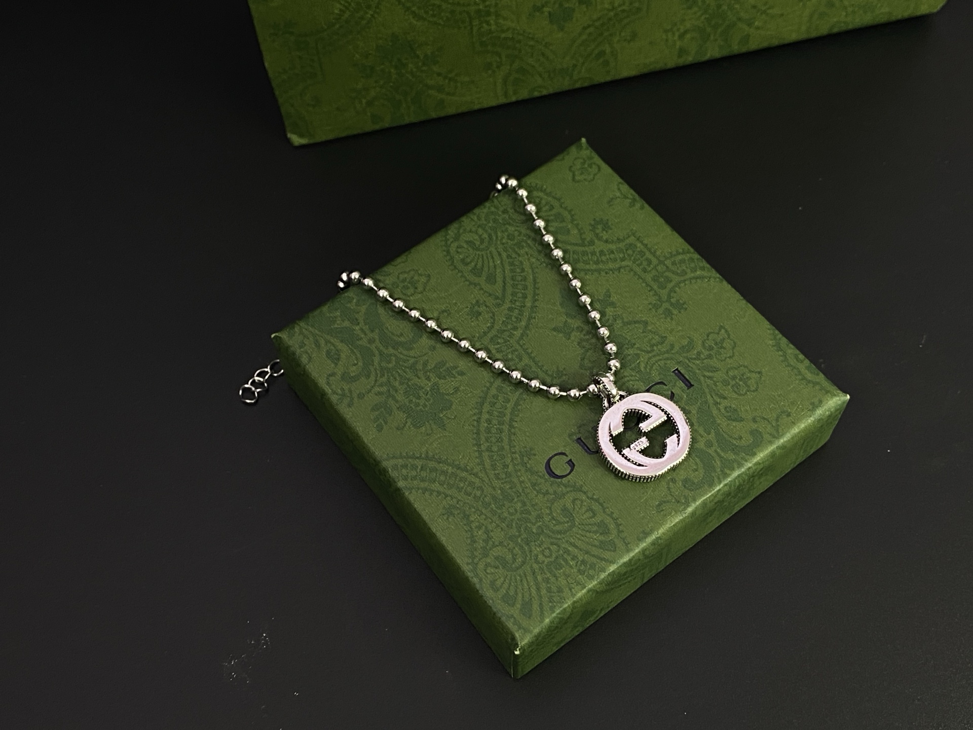 🉑️GUCCI古奇双G手链。超经典的双G标志 自引入起便是品牌最具代表性的标志 ✅G标志悬挂在珠串链上 
