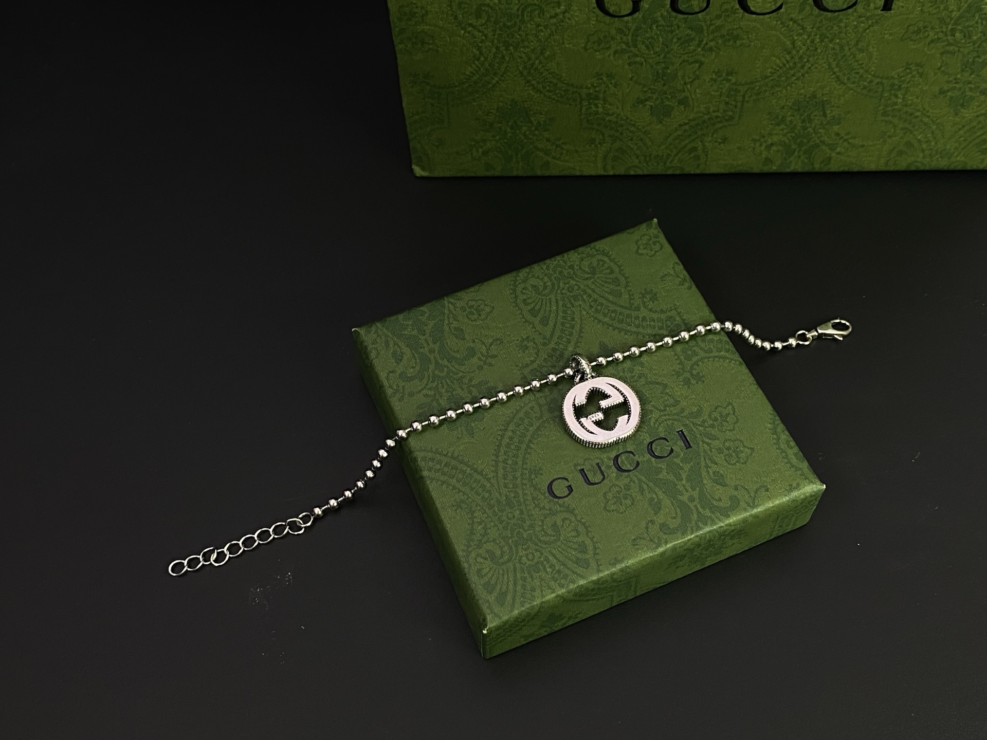 🉑️GUCCI古奇双G手链。超经典的双G标志 自引入起便是品牌最具代表性的标志 ✅G标志悬挂在珠串链上 