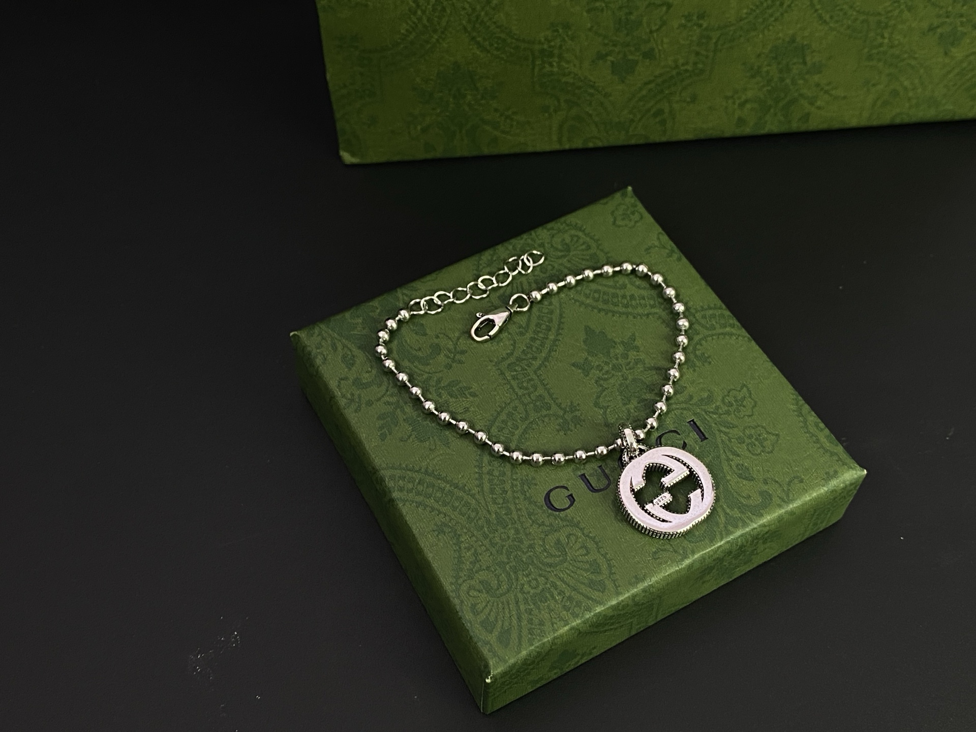 🉑️GUCCI古奇双G手链。超经典的双G标志 自引入起便是品牌最具代表性的标志 ✅G标志悬挂在珠串链上 