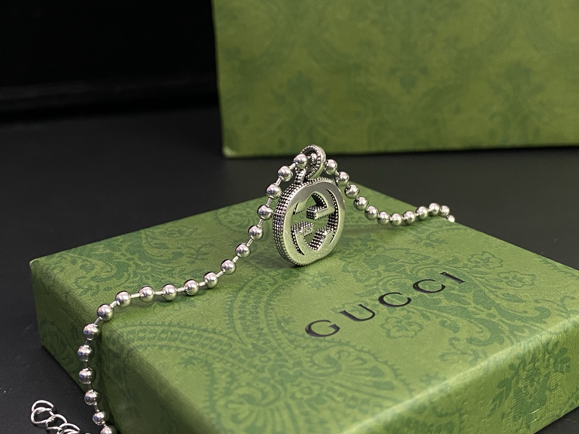 🉑️GUCCI古奇双G手链。超经典的双G标志 自引入起便是品牌最具代表性的标志 ✅G标志悬挂在珠串链上 