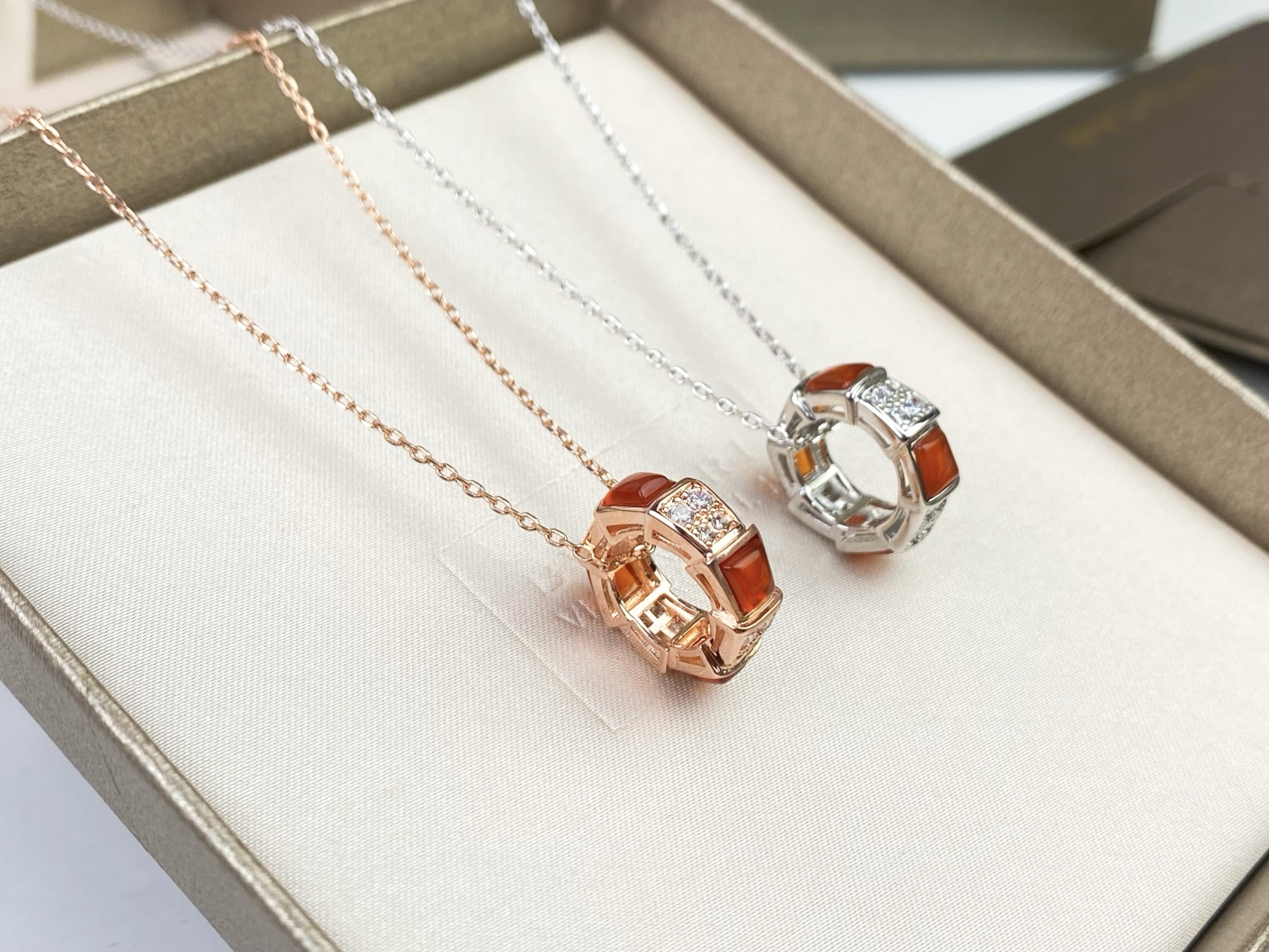 Bvlgari 宝格丽BVLGARI 红玛瑙间隔镶钻