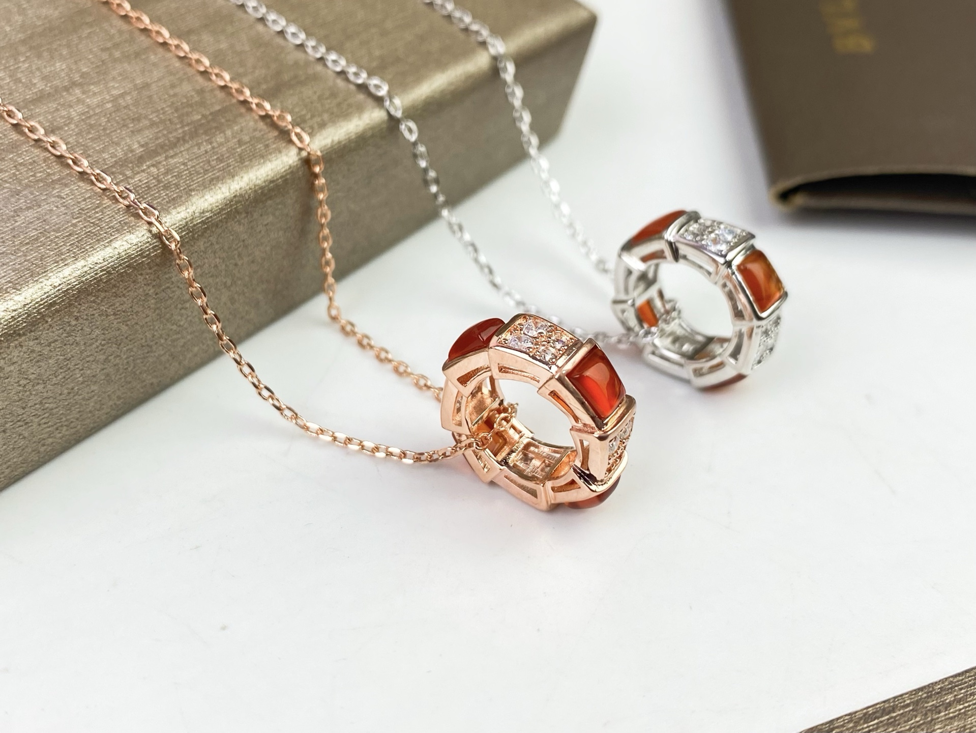Bvlgari 宝格丽BVLGARI 红玛瑙间隔镶钻