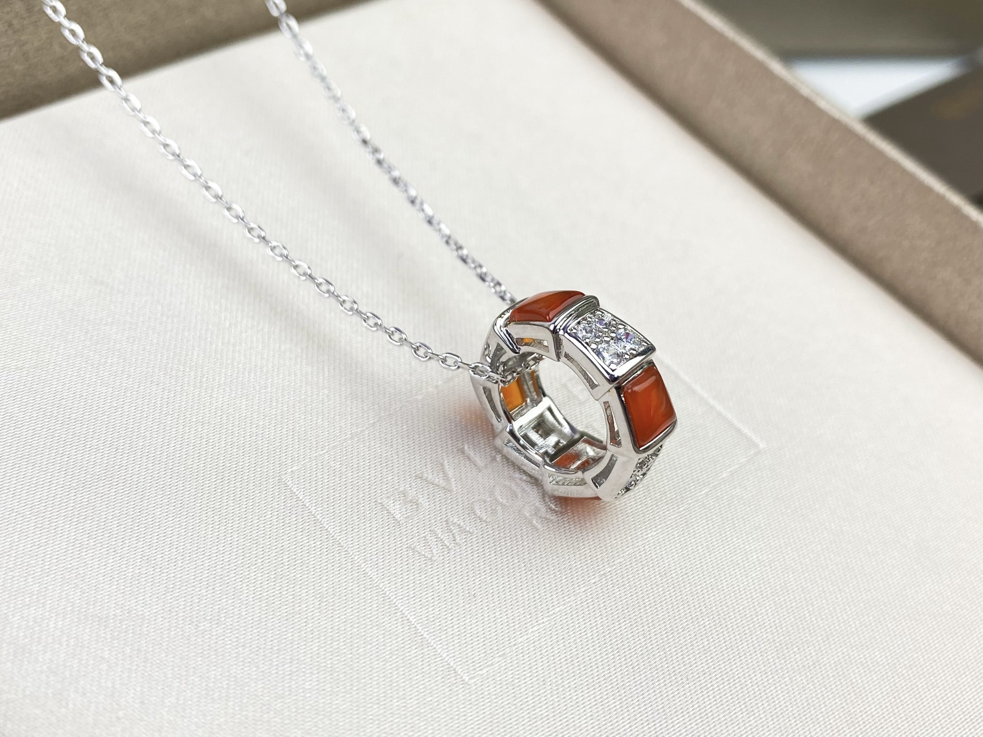 Bvlgari 宝格丽BVLGARI 红玛瑙间隔镶钻