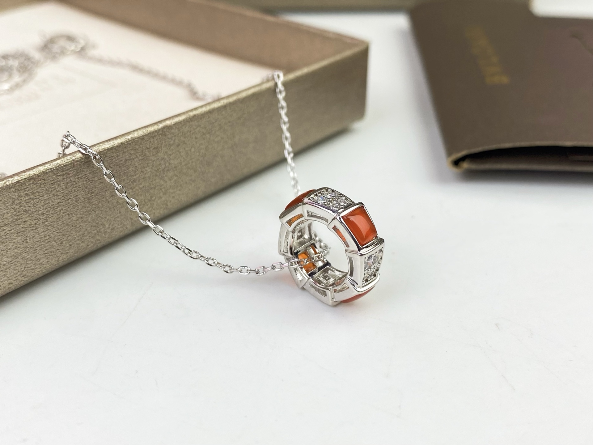 Bvlgari 宝格丽BVLGARI 红玛瑙间隔镶钻
