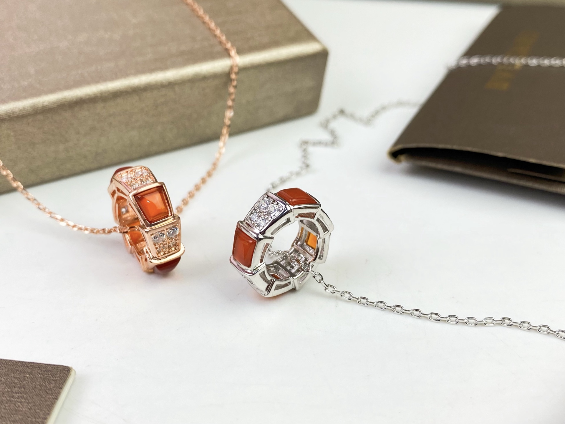 Bvlgari 宝格丽BVLGARI 红玛瑙间隔镶钻