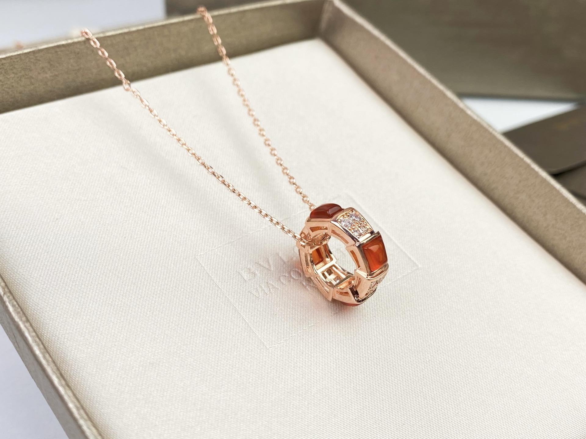 Bvlgari 宝格丽BVLGARI 红玛瑙间隔镶钻