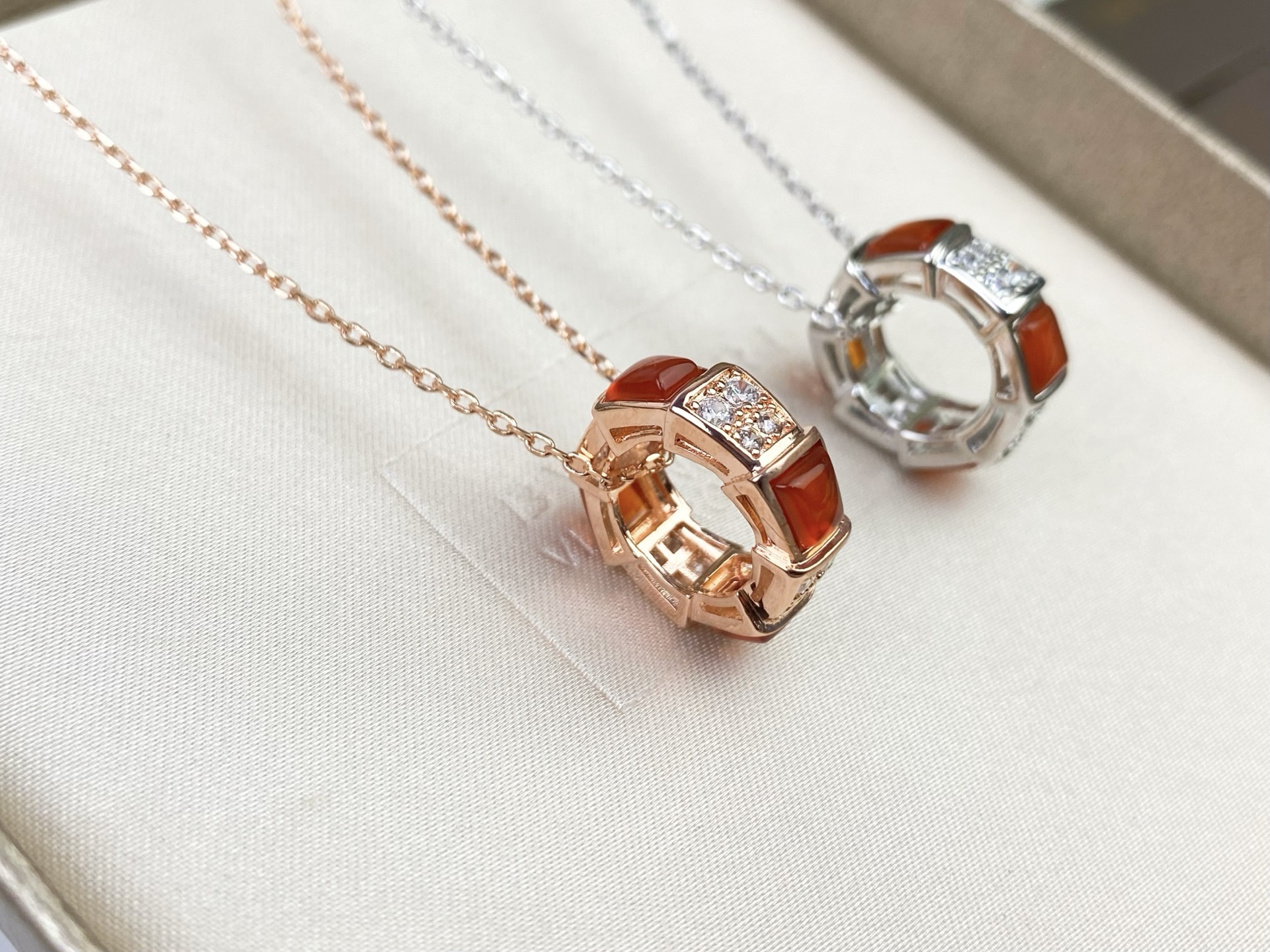 Bvlgari 宝格丽BVLGARI 红玛瑙间隔镶钻
