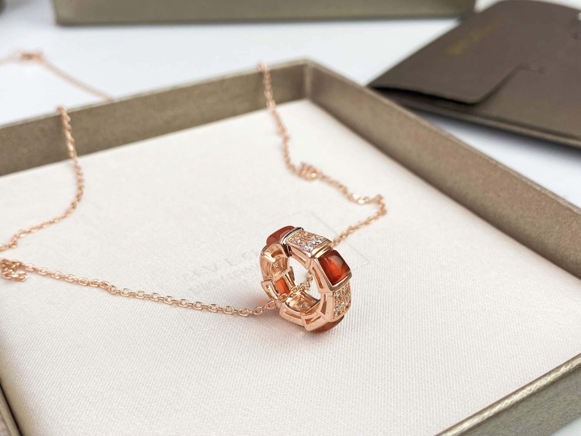Bvlgari 宝格丽BVLGARI 红玛瑙间隔镶钻