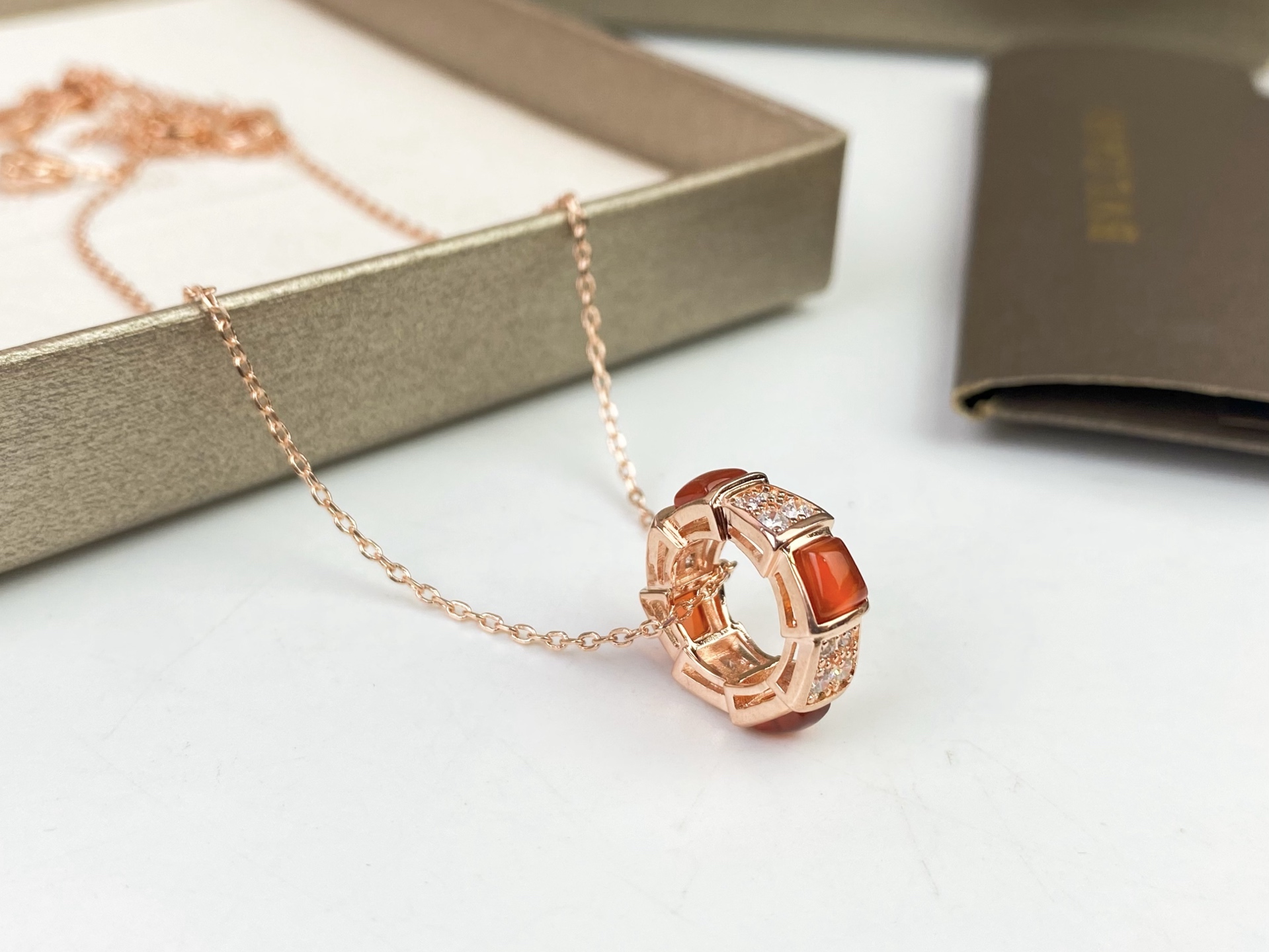Bvlgari 宝格丽BVLGARI 红玛瑙间隔镶钻