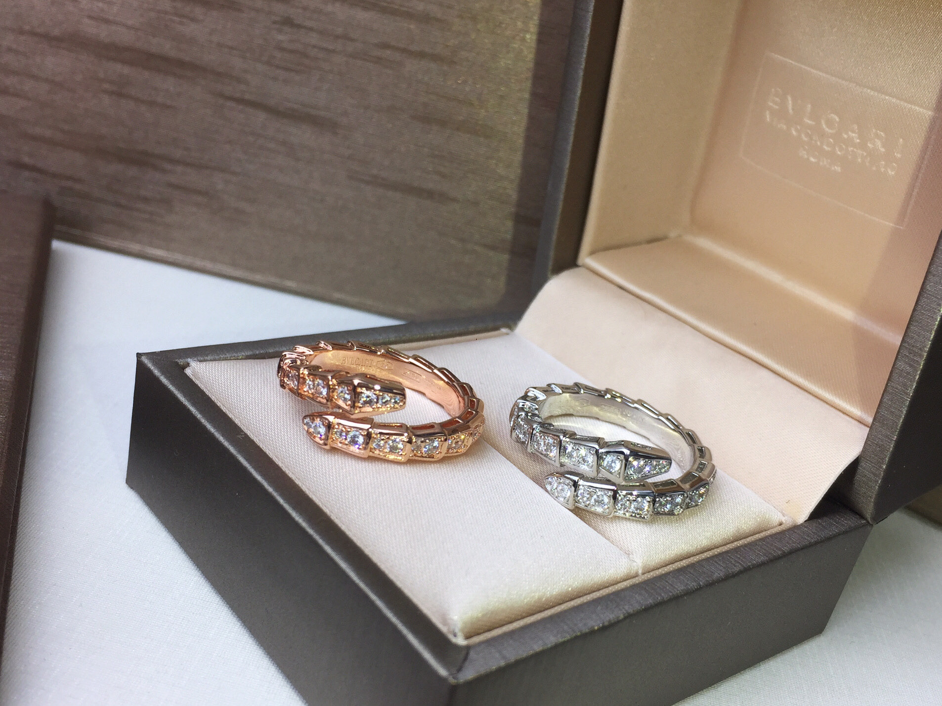 BVLGARI  宝格丽满钻蛇形戒指～爆款亚金版。。❗️❗️细版妖娆的蛇形设计 饰以明亮钻石 更彰显女人