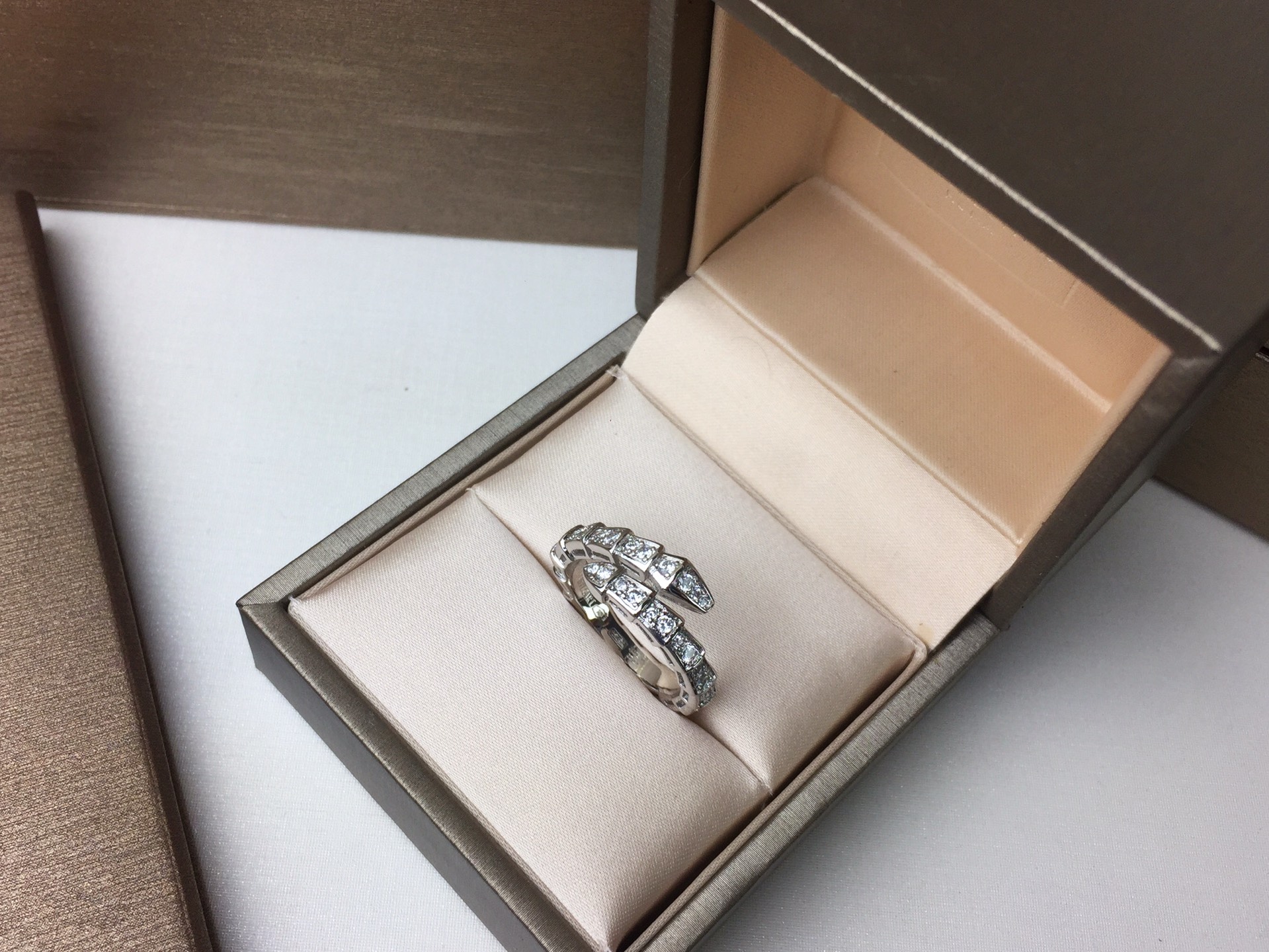 BVLGARI  宝格丽满钻蛇形戒指～爆款亚金版。。❗️❗️细版妖娆的蛇形设计 饰以明亮钻石 更彰显女人