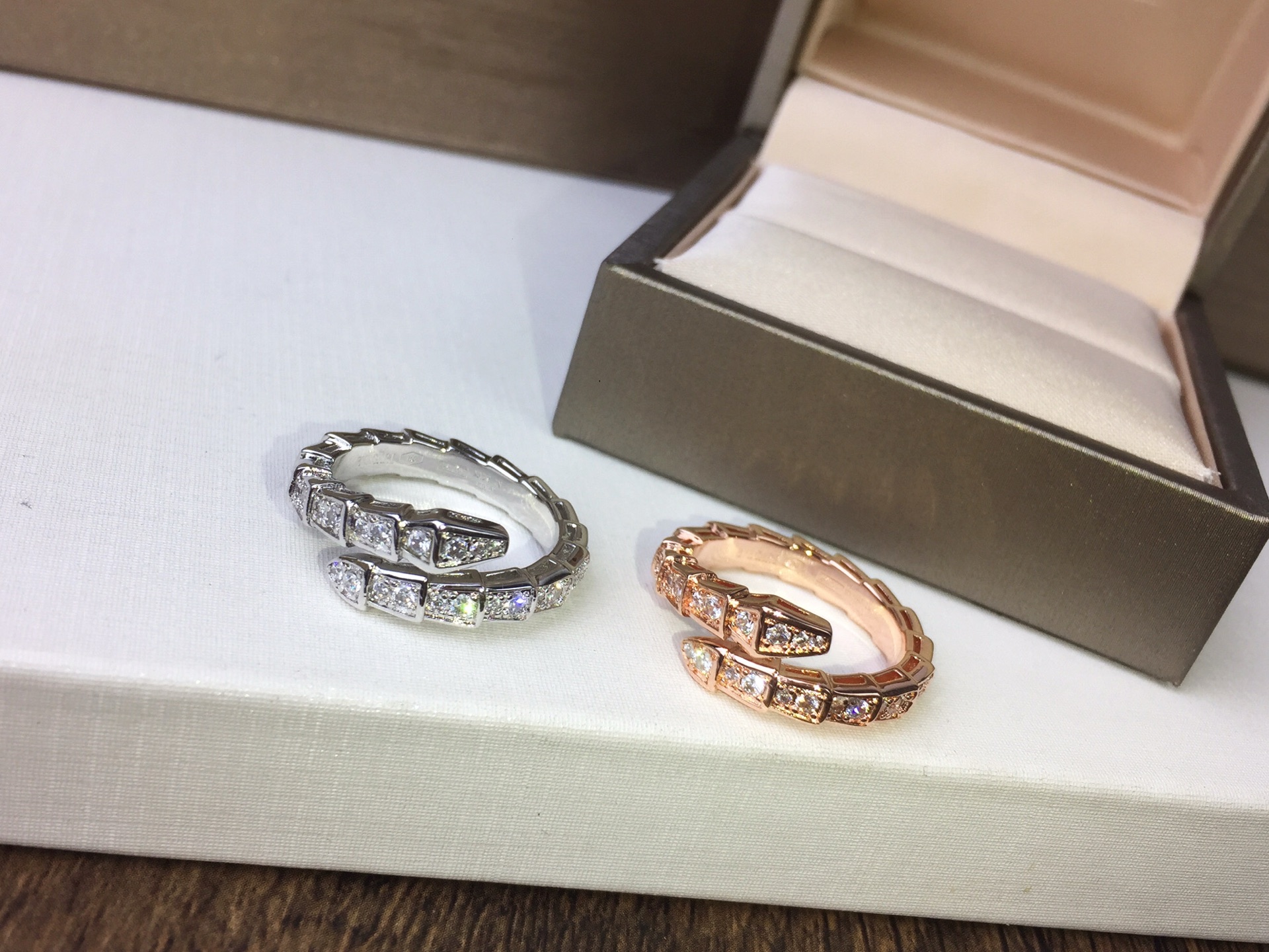 BVLGARI  宝格丽满钻蛇形戒指～爆款亚金版。。❗️❗️细版妖娆的蛇形设计 饰以明亮钻石 更彰显女人