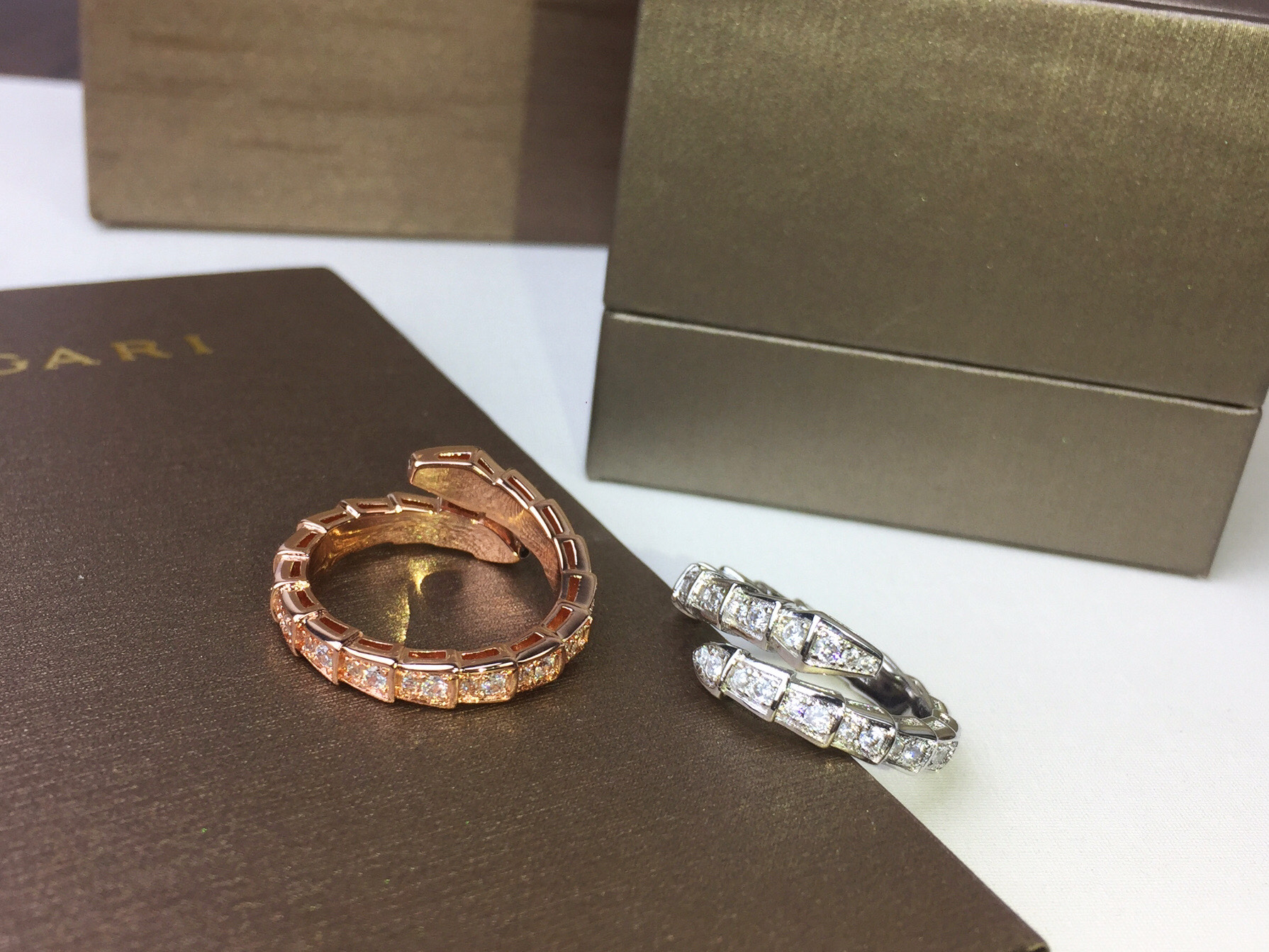 BVLGARI  宝格丽满钻蛇形戒指～爆款亚金版。。❗️❗️细版妖娆的蛇形设计 饰以明亮钻石 更彰显女人