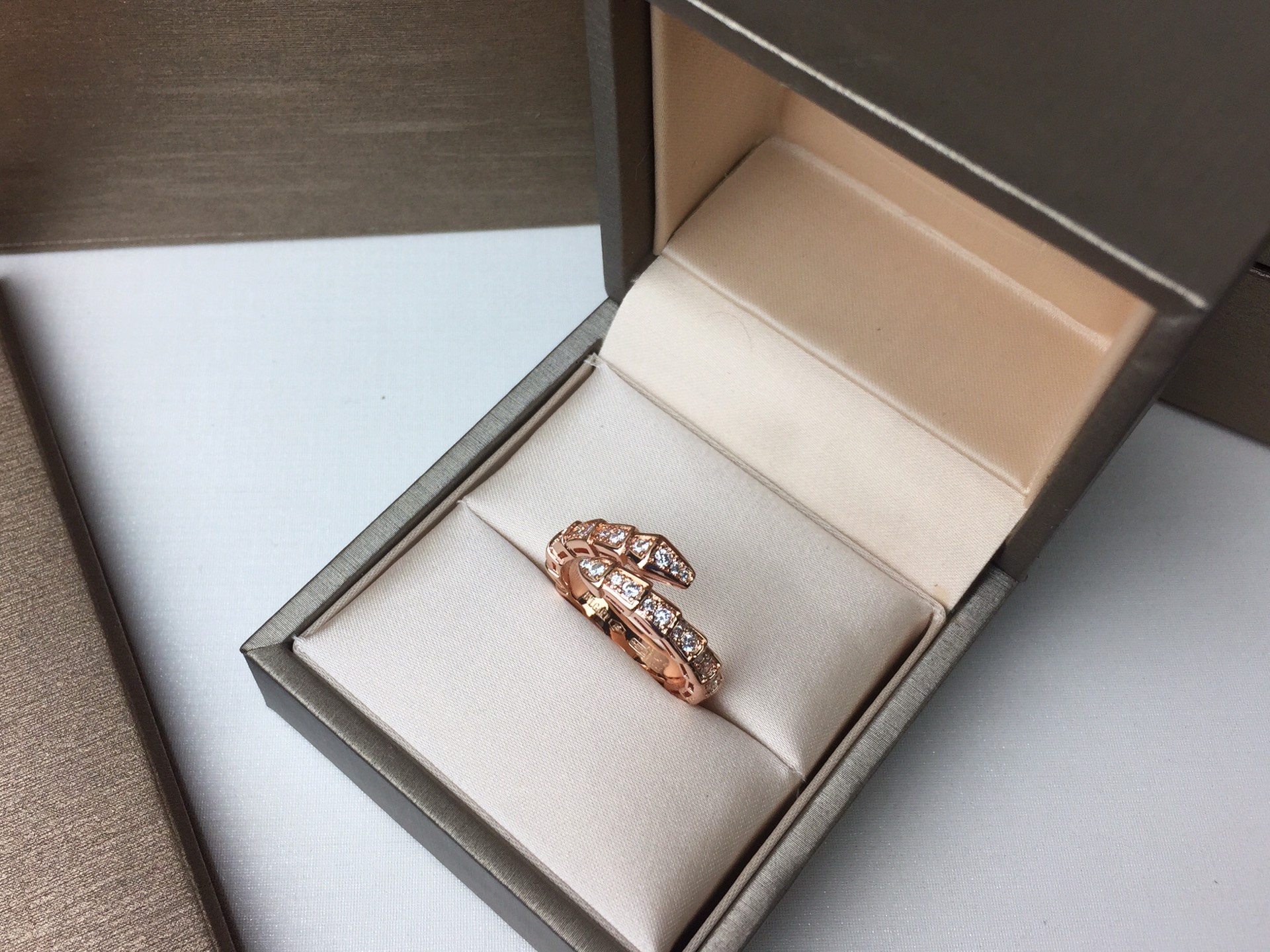 BVLGARI  宝格丽满钻蛇形戒指～爆款亚金版。。❗️❗️细版妖娆的蛇形设计 饰以明亮钻石 更彰显女人