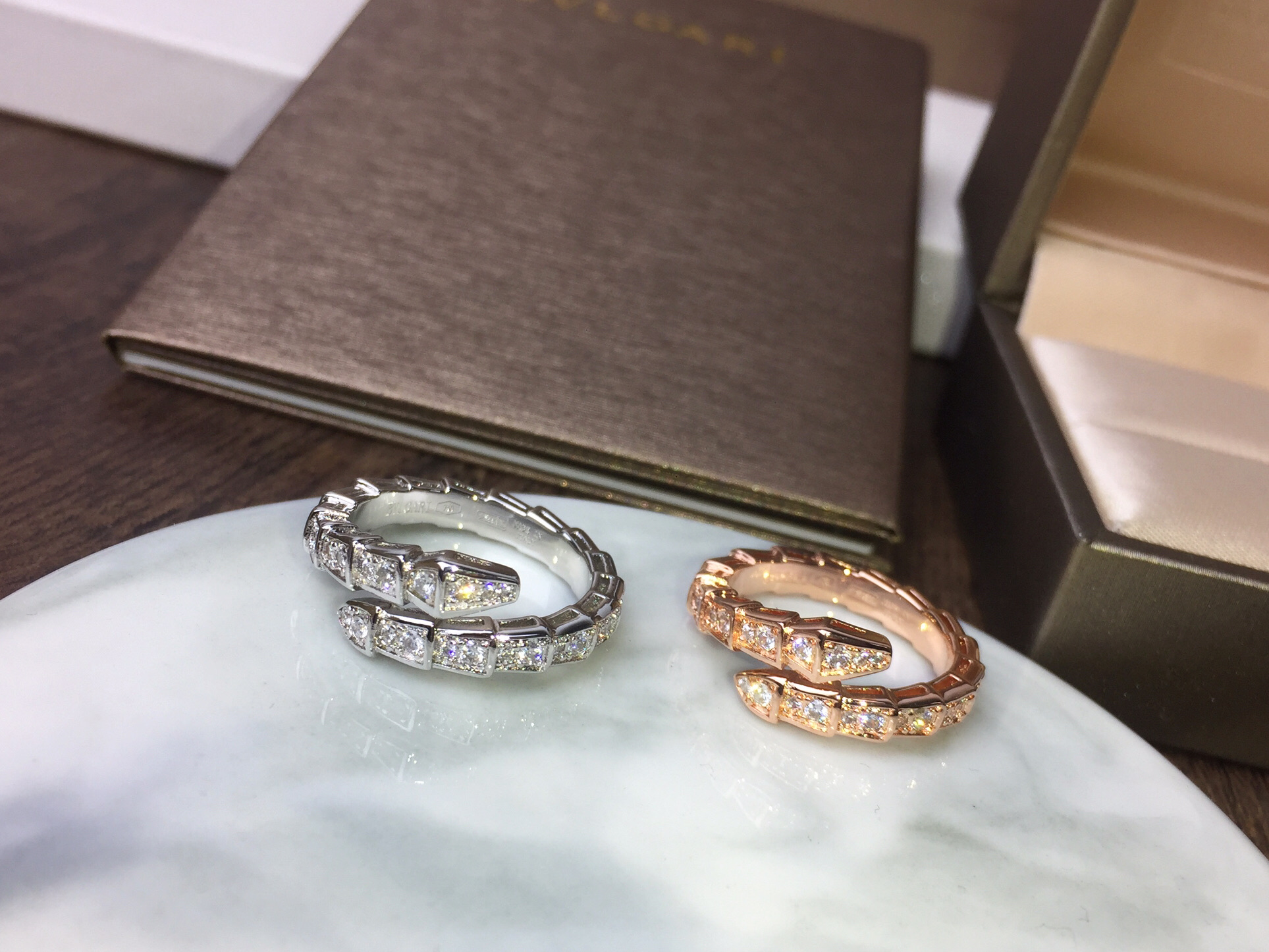BVLGARI  宝格丽满钻蛇形戒指～爆款亚金版。。❗️❗️细版妖娆的蛇形设计 饰以明亮钻石 更彰显女人