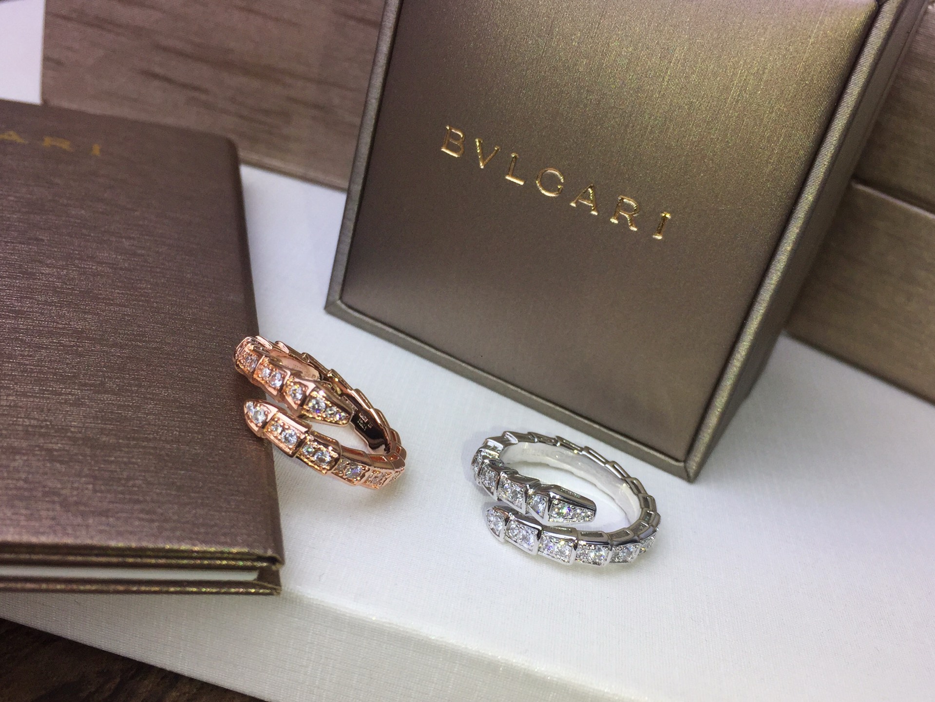 BVLGARI  宝格丽满钻蛇形戒指～爆款亚金版。。❗️❗️细版妖娆的蛇形设计 饰以明亮钻石 更彰显女人