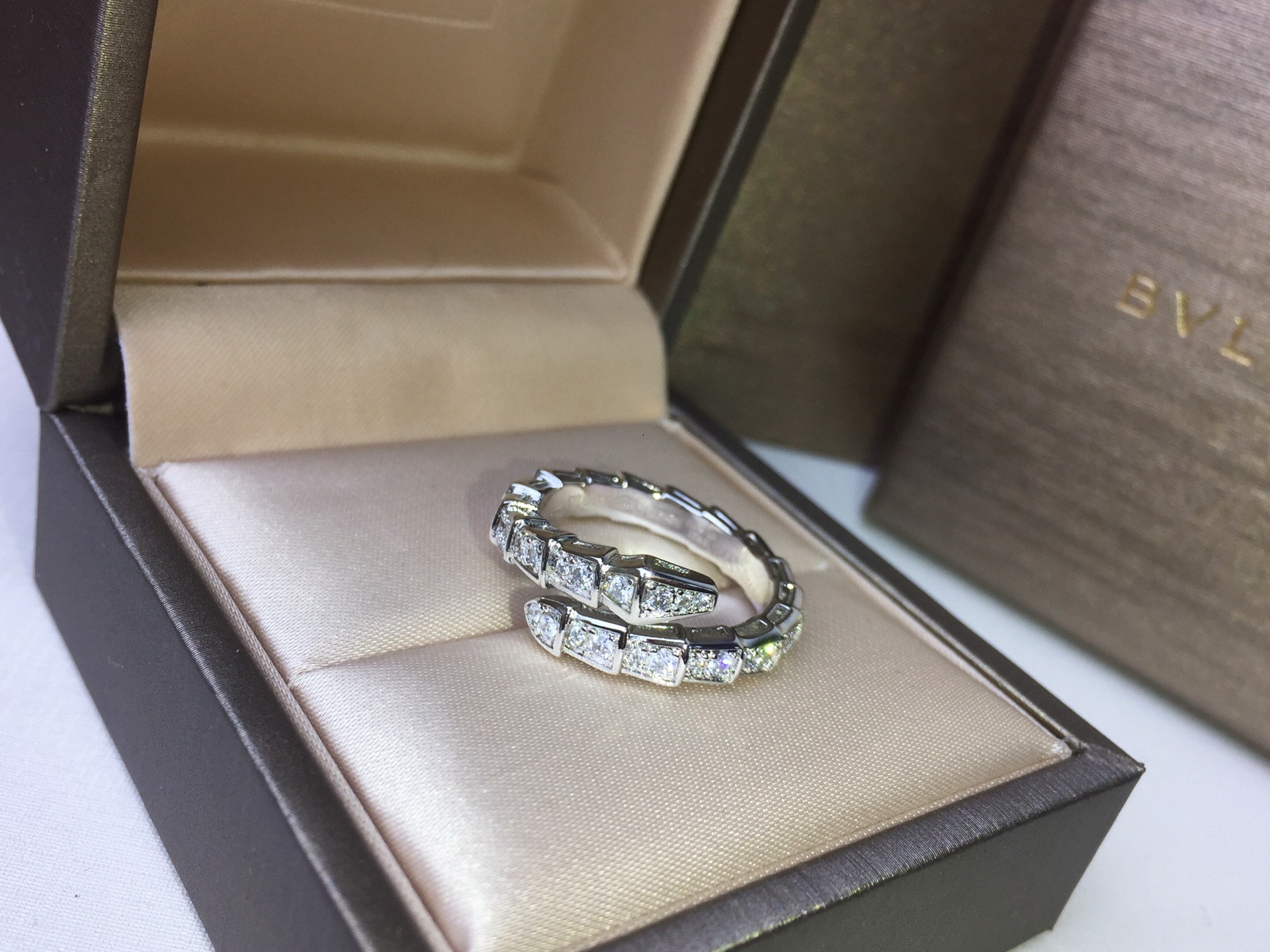 BVLGARI  宝格丽满钻蛇形戒指～爆款亚金版。。❗️❗️细版妖娆的蛇形设计 饰以明亮钻石 更彰显女人