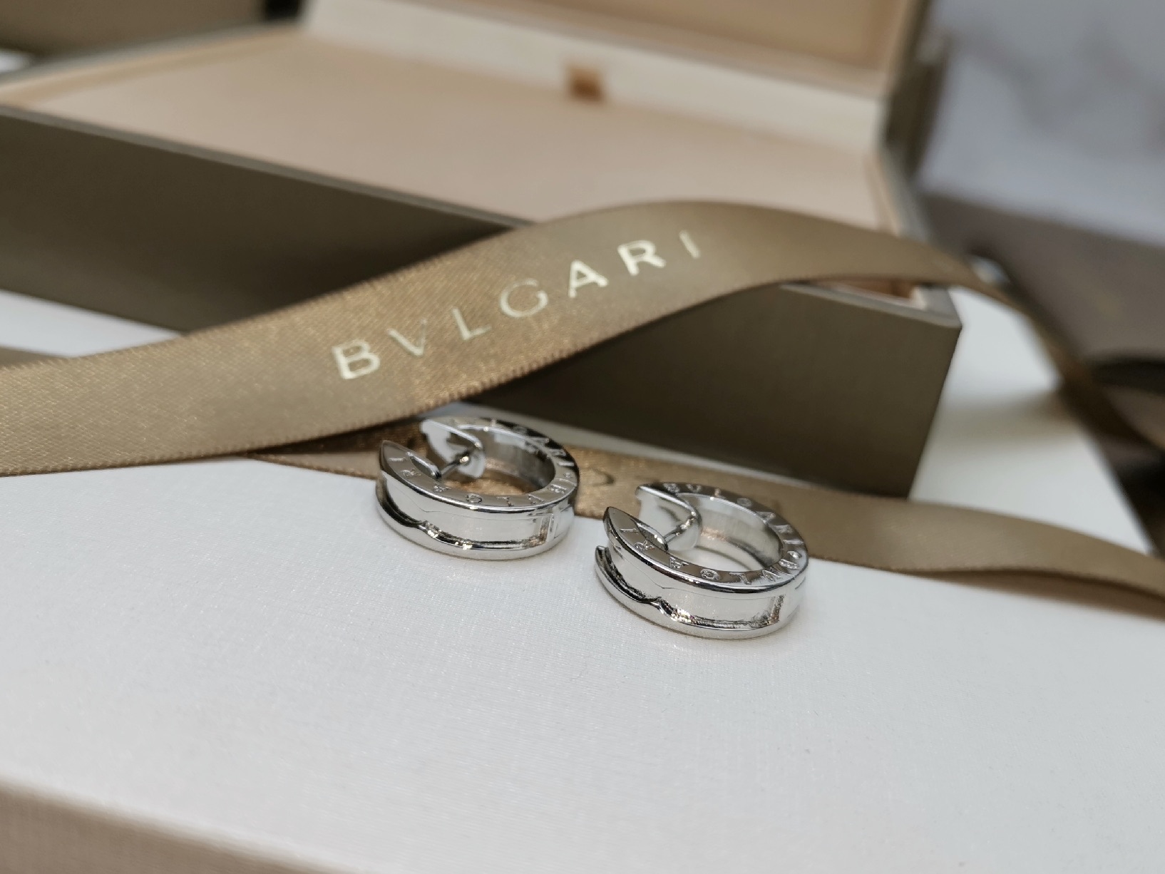 Bvlgari BVLGARI 宝格丽 单排耳环 耳圈 推荐款 精选亚金材质电镀厚金 ，玫瑰金 白金 两色 大方
