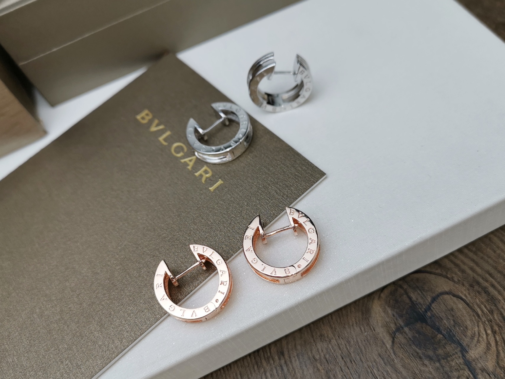 Bvlgari BVLGARI 宝格丽 单排耳环 耳圈 推荐款 精选亚金材质电镀厚金 ，玫瑰金 白金 两色 大方
