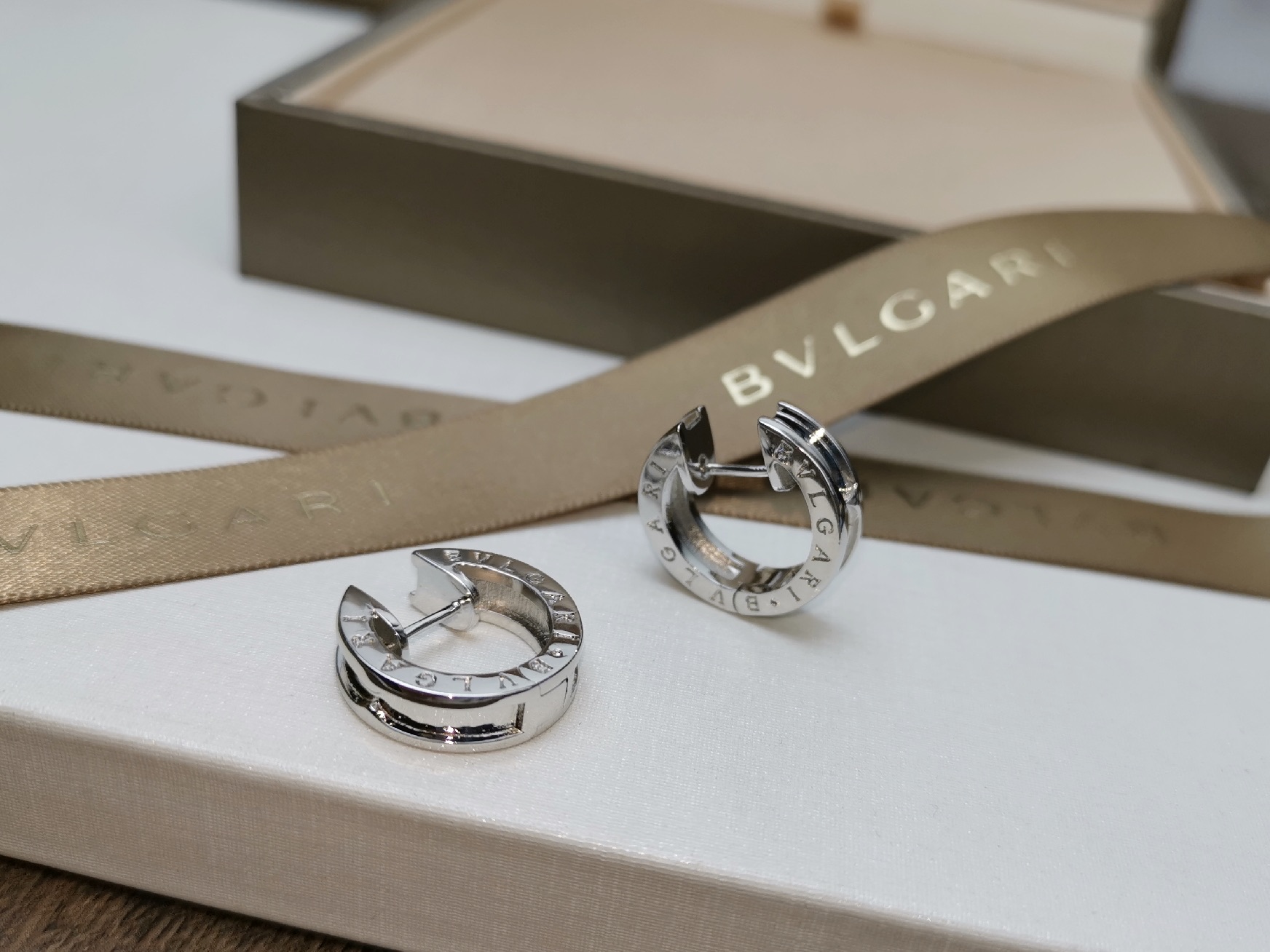 Bvlgari BVLGARI 宝格丽 单排耳环 耳圈 推荐款 精选亚金材质电镀厚金 ，玫瑰金 白金 两色 大方