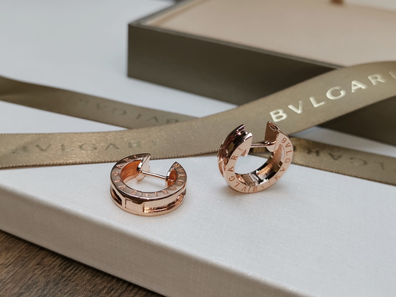 Bvlgari BVLGARI 宝格丽 单排耳环 耳圈 推荐款 精选亚金材质电镀厚金 ，玫瑰金 白金 两色 大方