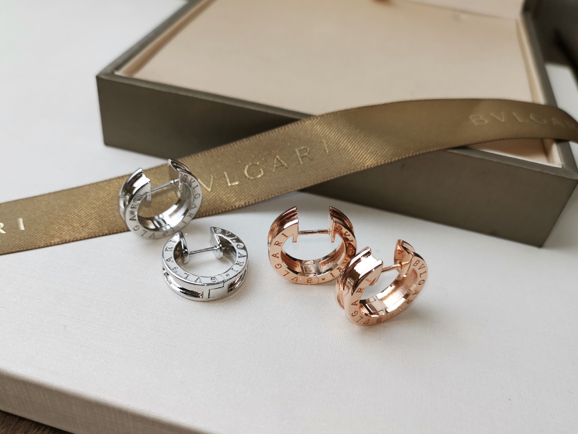 Bvlgari BVLGARI 宝格丽 单排耳环 耳圈 推荐款 精选亚金材质电镀厚金 ，玫瑰金 白金 两色 大方