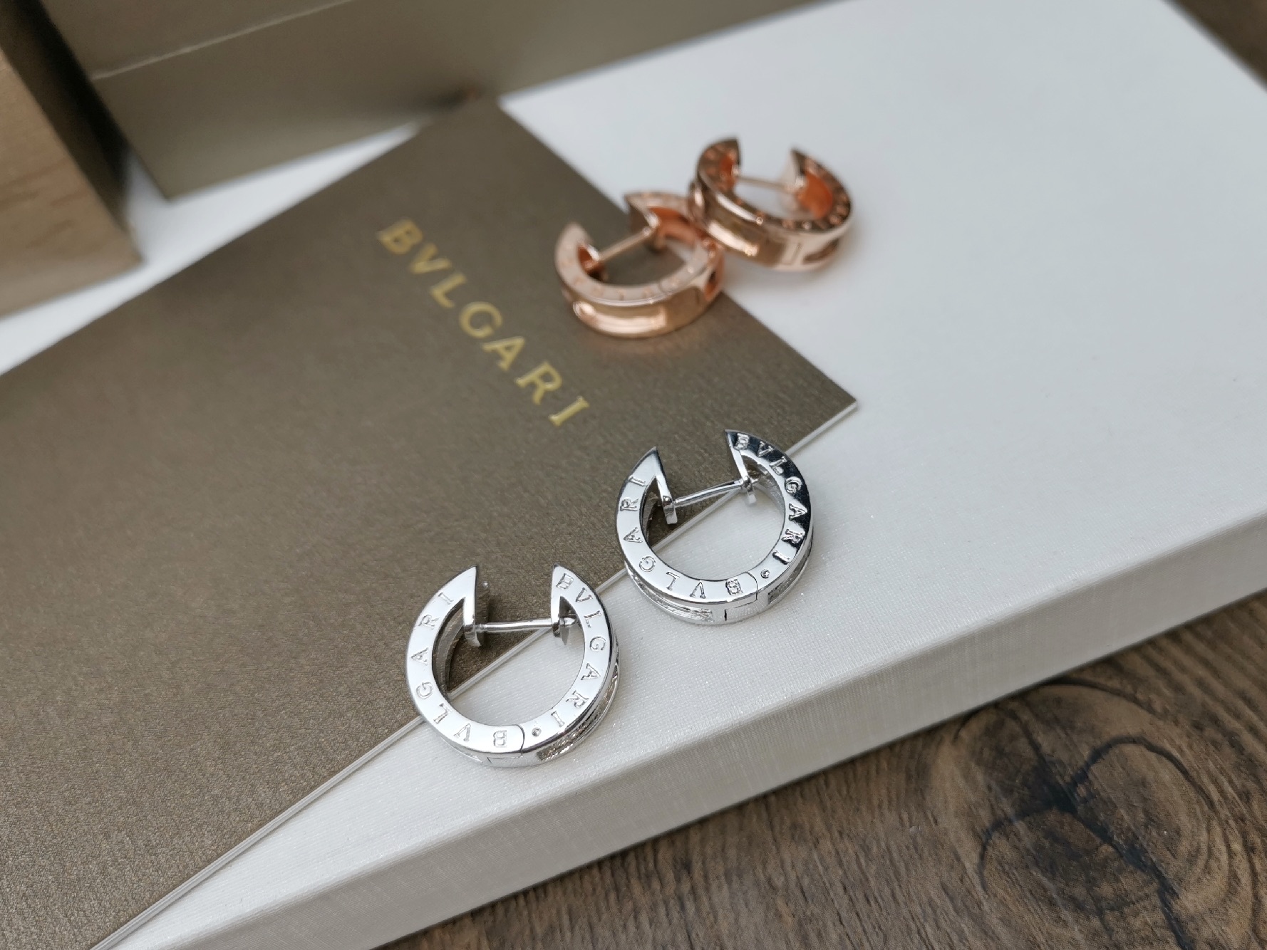 Bvlgari BVLGARI 宝格丽 单排耳环 耳圈 推荐款 精选亚金材质电镀厚金 ，玫瑰金 白金 两色 大方