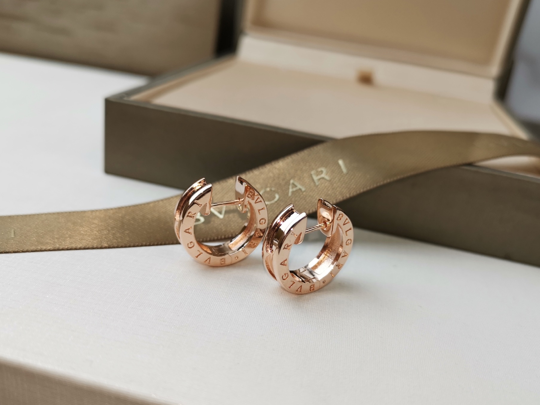 Bvlgari BVLGARI 宝格丽 单排耳环 耳圈 推荐款 精选亚金材质电镀厚金 ，玫瑰金 白金 两色 大方
