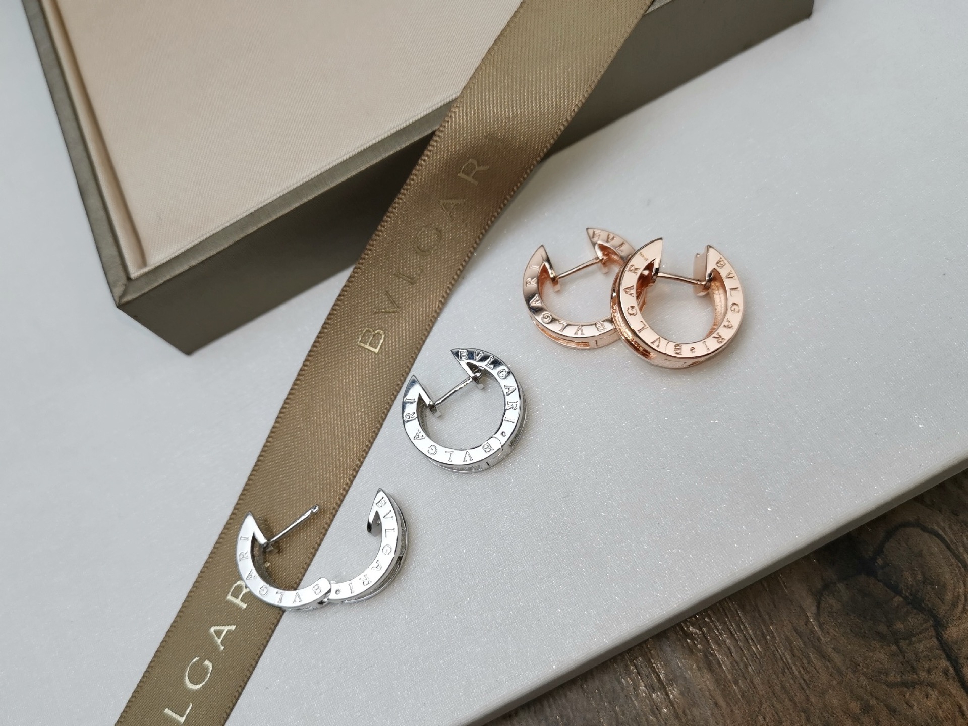 Bvlgari BVLGARI 宝格丽 单排耳环 耳圈 推荐款 精选亚金材质电镀厚金 ，玫瑰金 白金 两色 大方