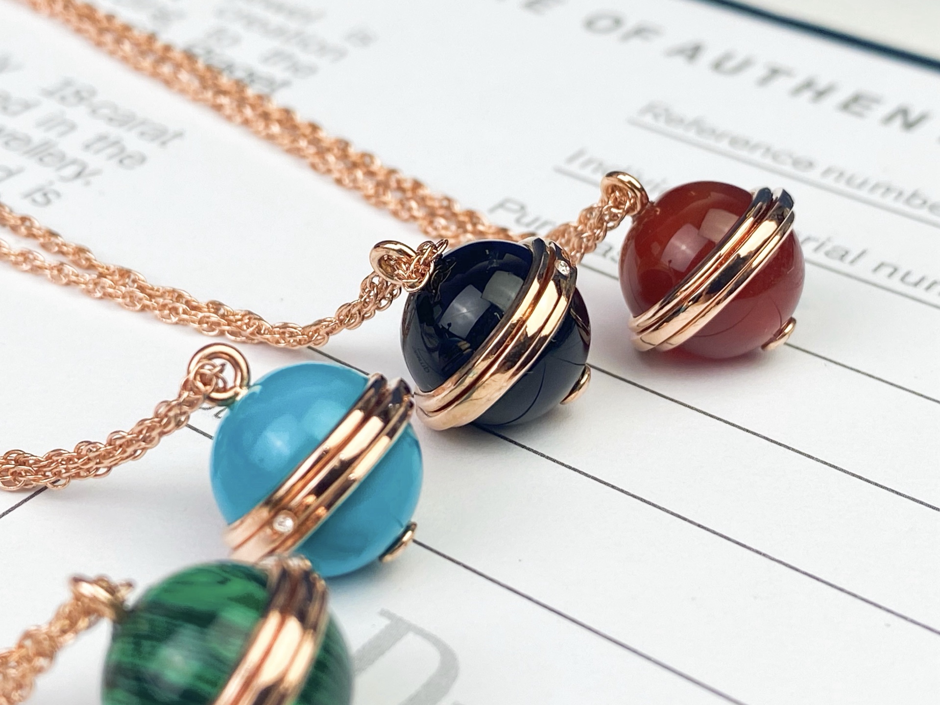 💥PIAGET 伯爵项链👉🏻搭配黑玛瑙/红玉髓/孔雀石/绿松石 吊坠，饰以Possession 旋转圆环
