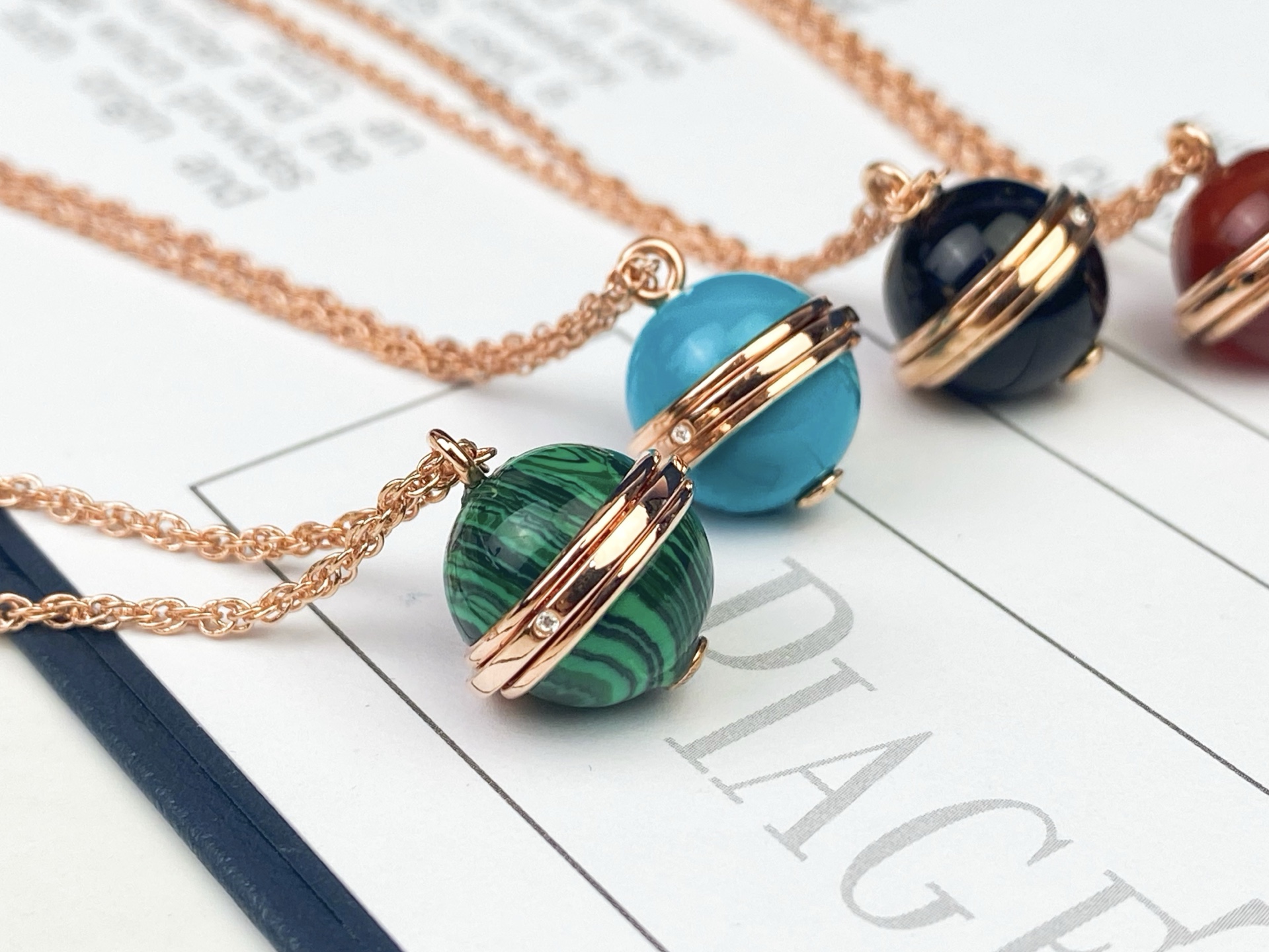 💥PIAGET 伯爵项链👉🏻搭配黑玛瑙/红玉髓/孔雀石/绿松石 吊坠，饰以Possession 旋转圆环