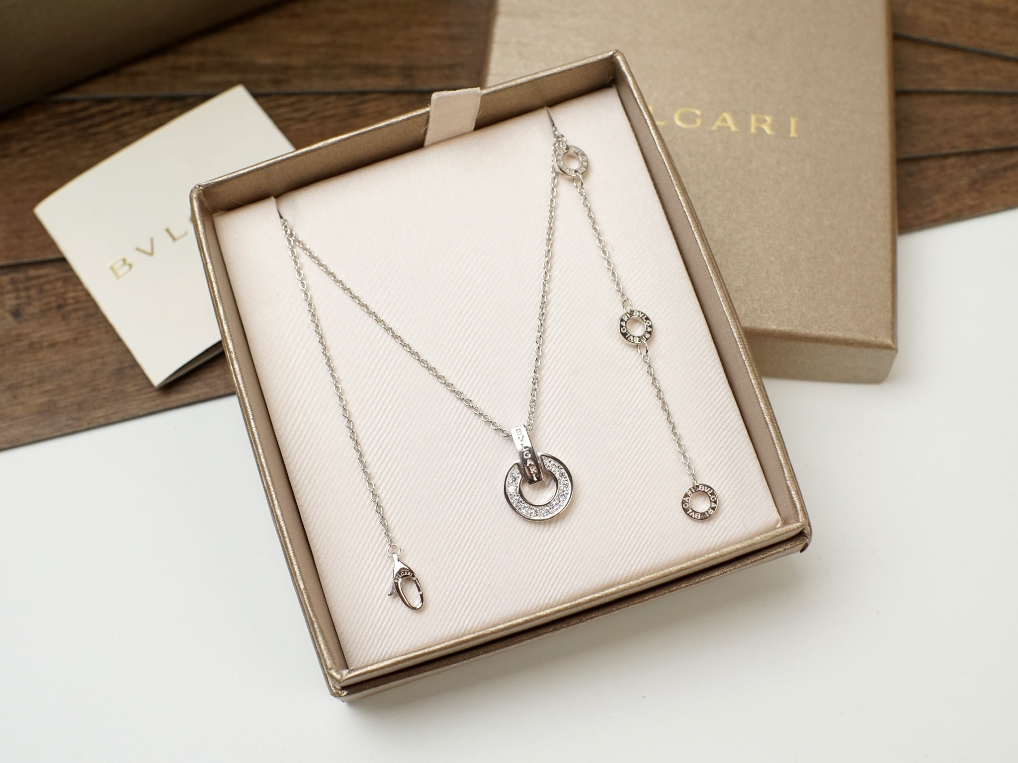 BVLGARI👑宝格丽 罗马系列 经典圆盘 钻石 字母项链 ❤️高端纯‮工手‬镶嵌，专柜字印完‮细美‬节