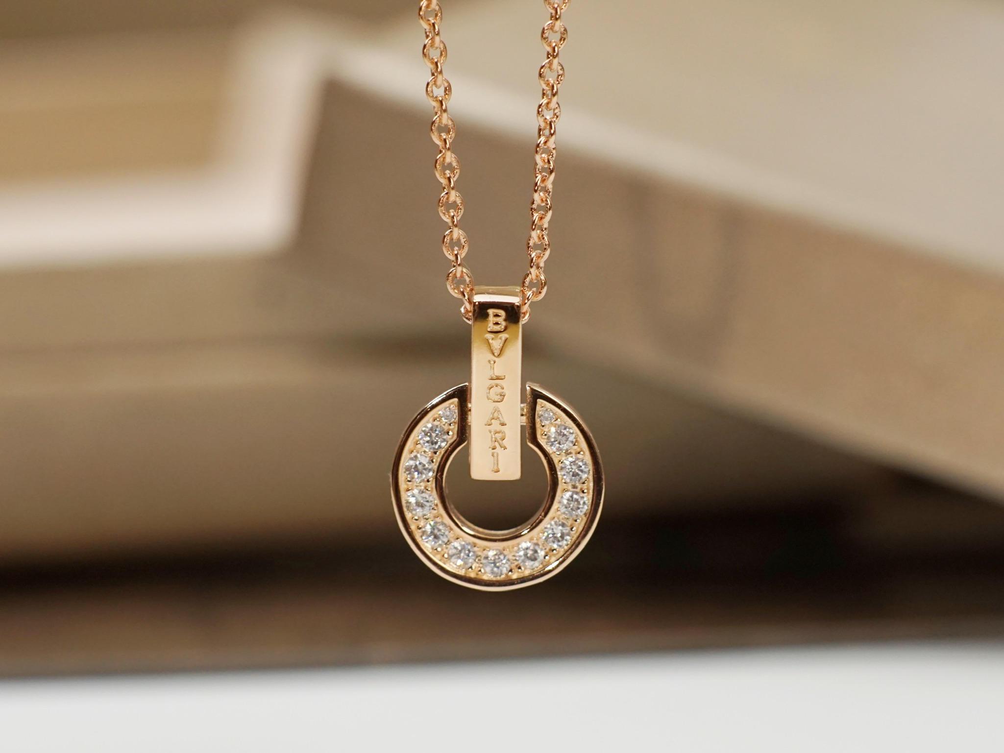 BVLGARI👑宝格丽 罗马系列 经典圆盘 钻石 字母项链 ❤️高端纯‮工手‬镶嵌，专柜字印完‮细美‬节