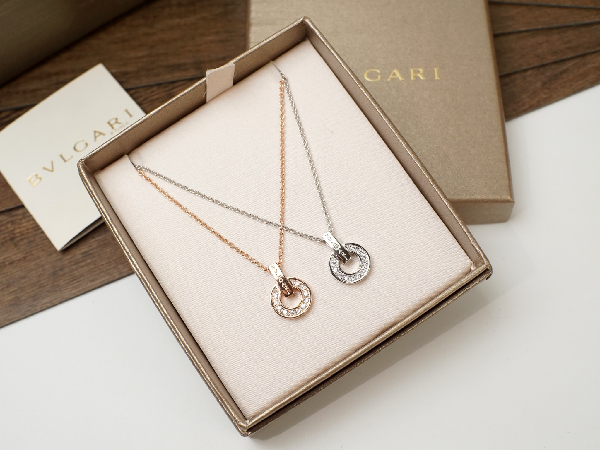 BVLGARI👑宝格丽 罗马系列 经典圆盘 钻石 字母项链 ❤️高端纯‮工手‬镶嵌，专柜字印完‮细美‬节